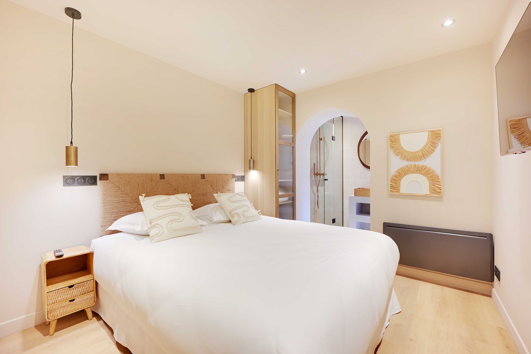 Ground floor: (Living room(double sofa bed, TV, dining table), open kitchen(stove, electric kettle, toaster, coffee machine, oven, dishwasher, fridge, freezer, washing machine, electric hot plates, dishes and cutlery, Cooking basics), bedroom(double bed, TV), bedroom(double bed, double bed, TV), bedroom(double bed, TV), bathroom(shower, washbasin, washbasin), bathroom(shower, washbasin, toilet), bathroom(shower, washbasin, toilet), toilet(toilet))\n\nBed Linen, Desk, Hot Water, Internet Access DSL, Safe, Wardrobe, First Aid, Play area, heating, iron, hairdryer, Towels/Sheets (Incl.), shampoo, Essentials, Dedicated workspace, Carbon monoxide detector, Cleaning Disinfection, Downtown, Enhanced cleaning practices, Extra pillows and blankets, High touch surfaces disinfected, Long term stays allowed, Room-darkening shades, Town