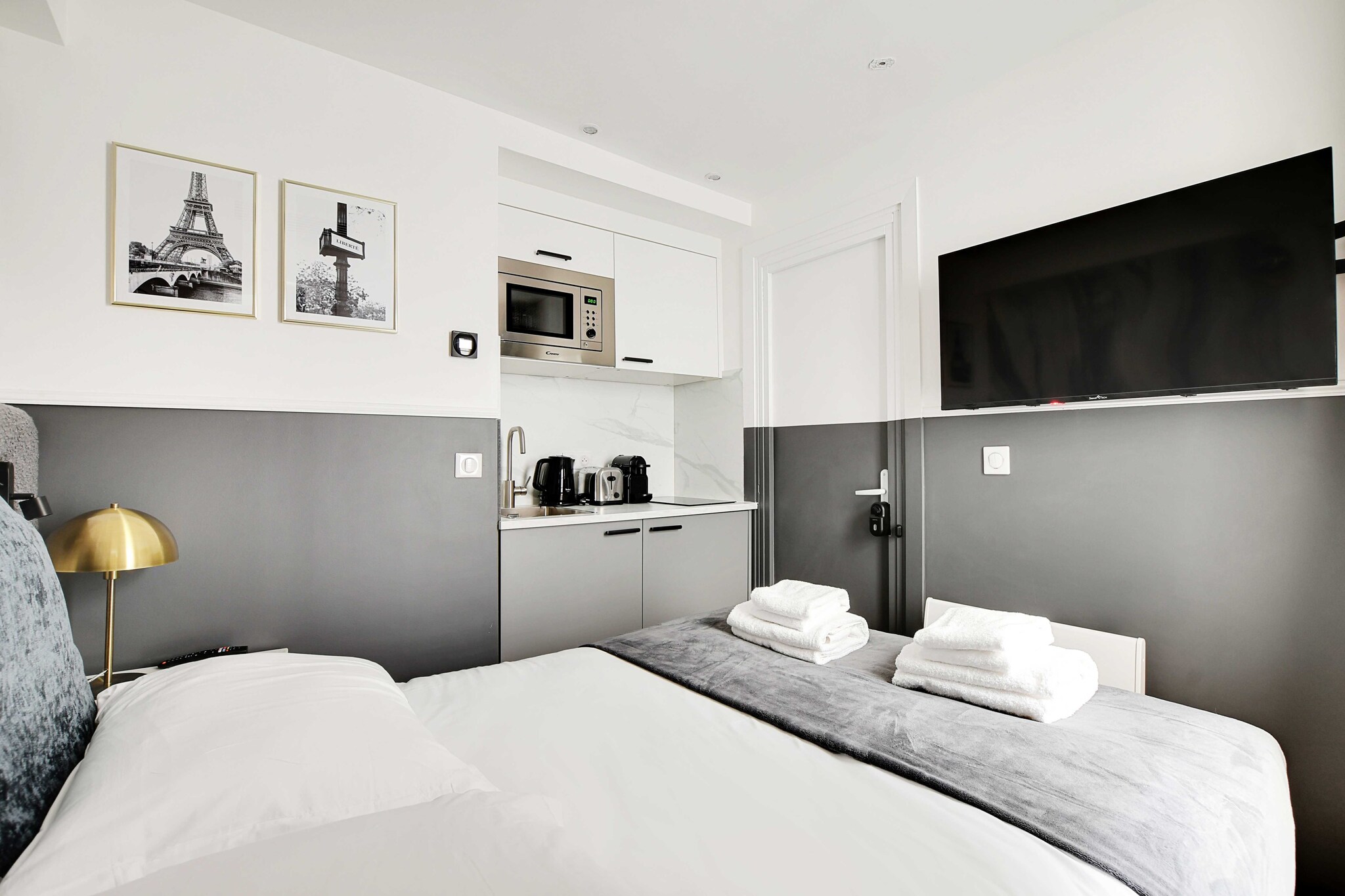 On the 1st floor: (Kitchen(stove, electric kettle, toaster, coffee machine, combination microwave, fridge, electric hot plates, dishes and cutlery, Cooking basics), Living/bed room(double bed, TV), bathroom(Hot Water, shower, washbasin, toilet, hairdryer, shampoo))\n\nBed Linen, Internet Access DSL, Wardrobe, First Aid, Play area, heating, air conditioning, iron, Towels/Sheets (Incl.), Essentials, Dedicated workspace, Carbon monoxide detector, Cleaning Disinfection, Downtown, Enhanced cleaning practices, High touch surfaces disinfected, Long term stays allowed, Room-darkening shades, Town