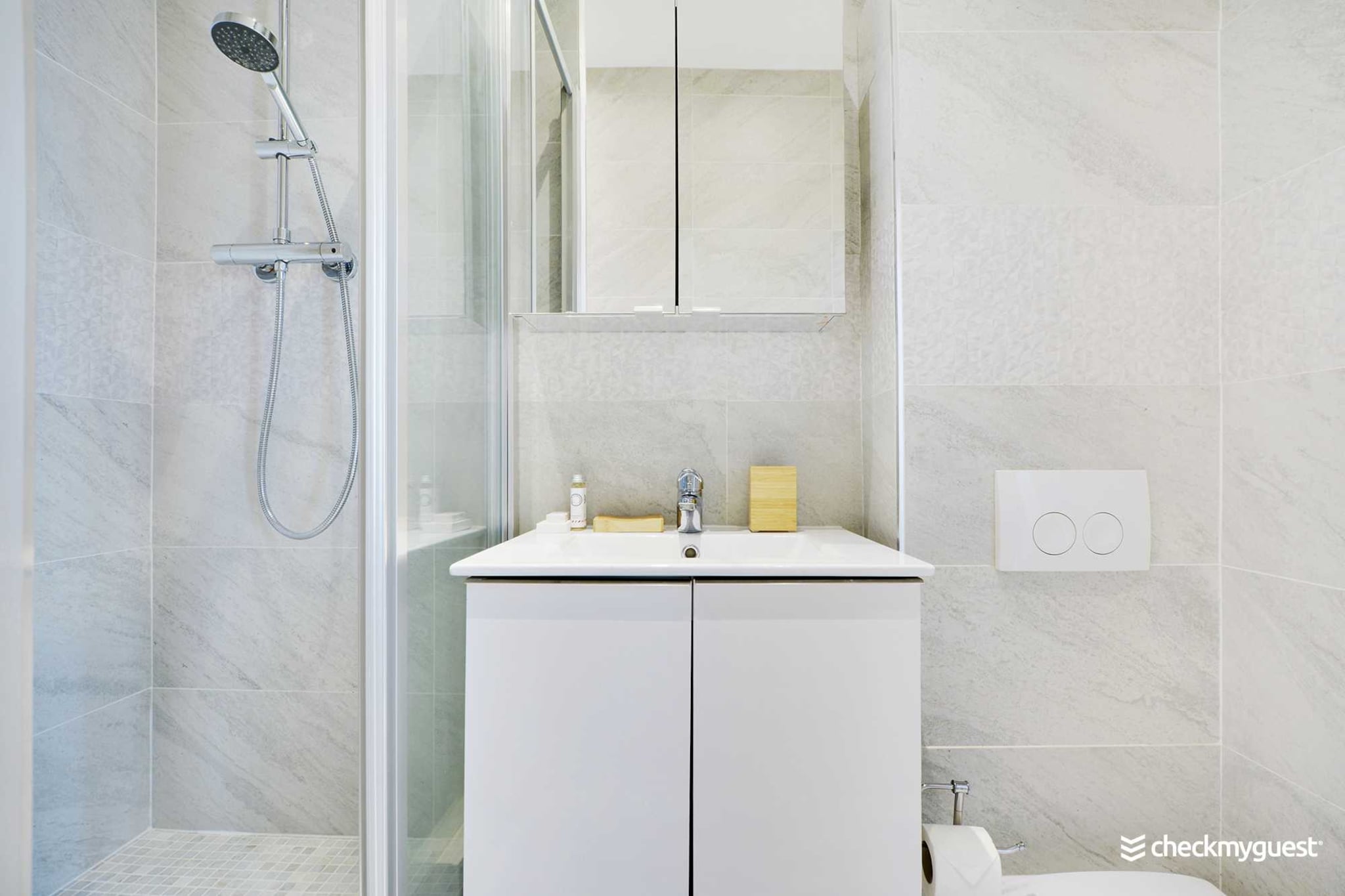 Checkmyguest offers you this magnificent 23mÂ² apartment with a cosy, welcoming bedroom, ideal for a comfortable stay. Located in the lively Charonne district of Paris' 20th arrondissement, you'll be just a stone's throw from the dynamic Place de la Nation. You'll also enjoy the proximity of the famous PÃ¨re-Lachaise cemetery, for unforgettable cultural walks.