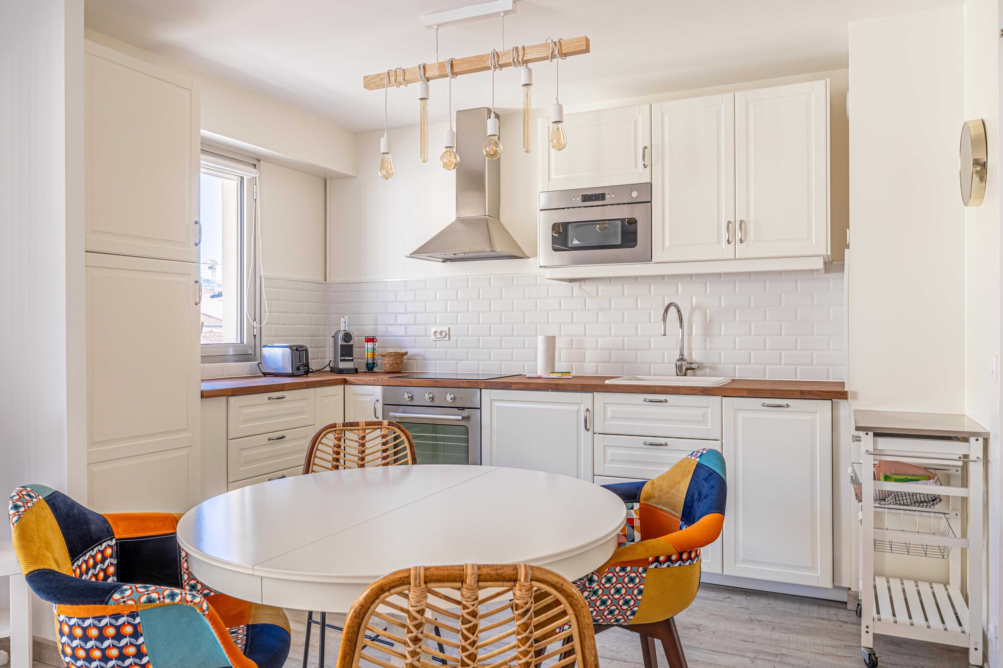 Discover the ultimate in comfort in this elegant 50m2 flat, fully air-conditioned, connected and equipped, ideally nestled just a few minutes' walk from the famous Croisette in Cannes. This urban haven offers much more than just accommodation. Enjoy a warm, modern space designed to meet all your needs.