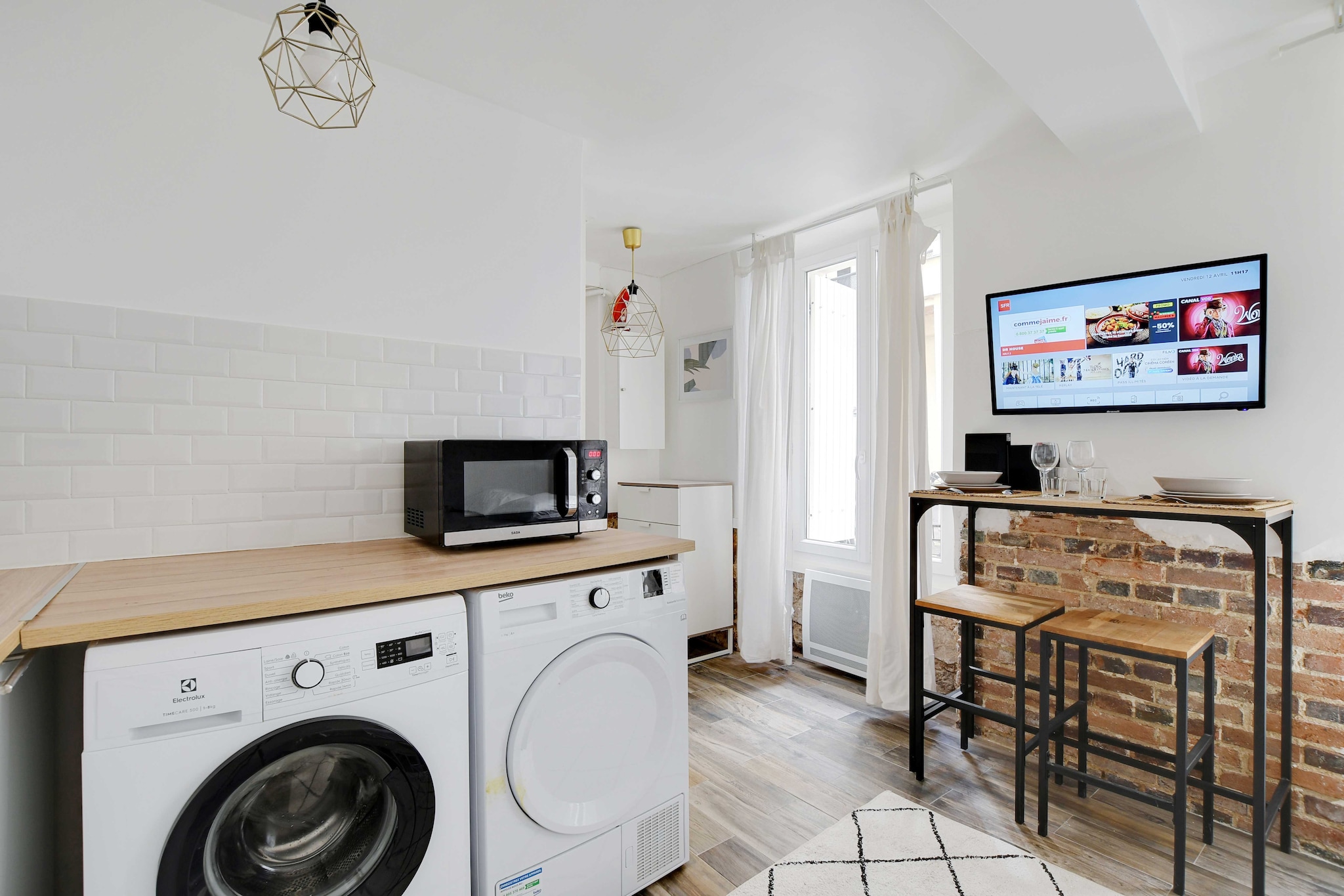 Checkmyguest offers you a charming 18 m² studio apartment, ideally located in the lively Roquette district, in the 11th arrondissement of Paris. This well-equipped address promises unforgettable stays, close to the Atelier des Lumières, a renowned digital art center, and the Voltaire Museum.

The geographical location of the apartment will allow you to move around the capital very easily via these many public transport options : 

- Metro: Voltaire (line 9) 5 minutes' walk
- Metro: Richard Lenoir (line 5) 5 minutes on foot
- Bus: Voltaire Leon Blum (line 56), 4-minute walk
- Vélib station
- Autolib station
- Several cab companies available: Les cabs G7 (the most popular) - call 36 07
- BUS (day and night)