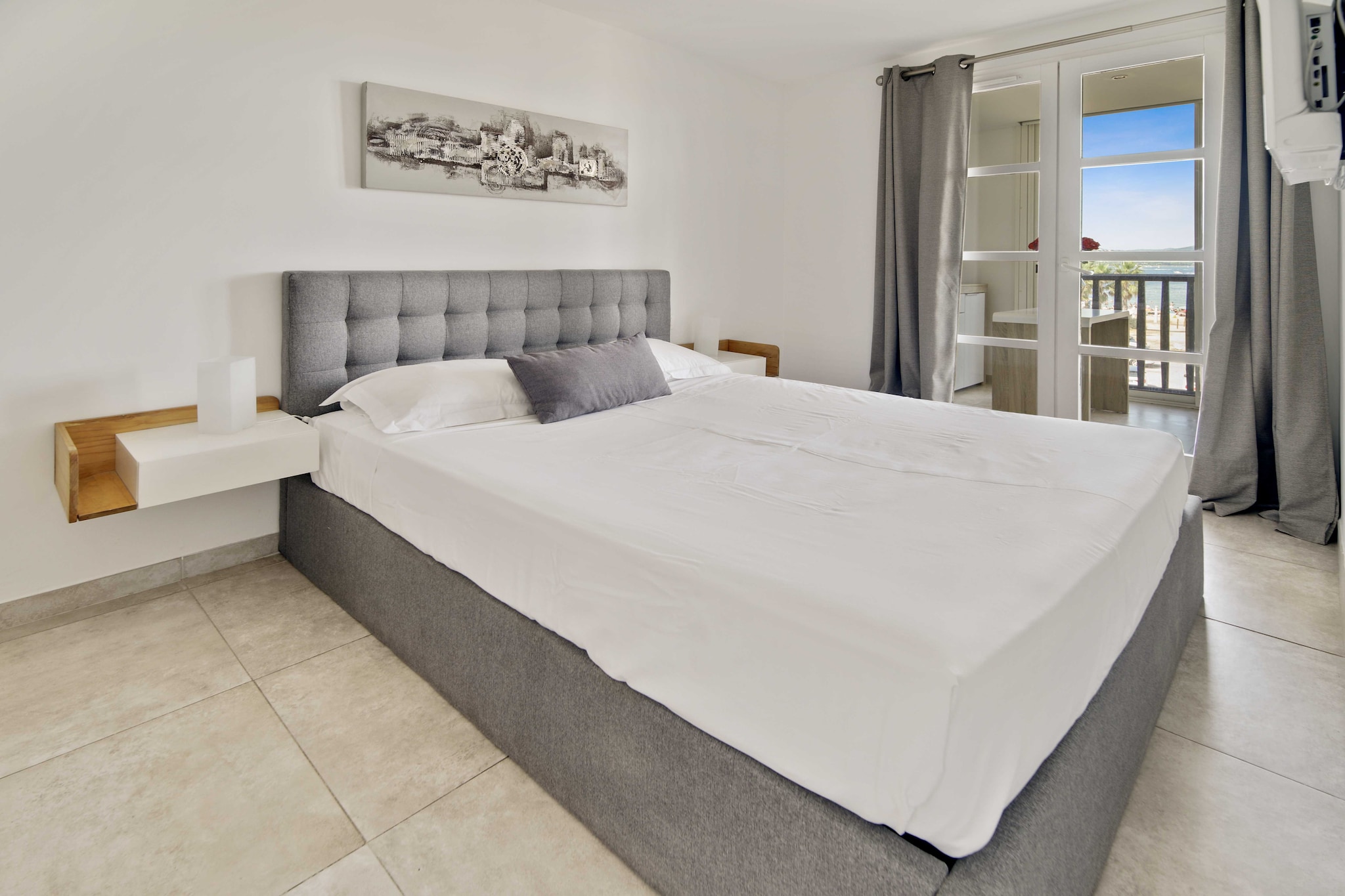 On the 2nd floor: (Living room(single sofa bed, TV), Kitchen(stove, electric kettle, toaster, coffee machine, oven, microwave, dishwasher, fridge, dishes and cutlery), bedroom(double bed, air conditioning), bathroom(shower, toilet))\n\nBed Linen, Elevator, Hot Water, Internet Access DSL, Wardrobe, First Aid, Beach, Play area, balcony or terrace, heating, iron, hairdryer, Sheets incl., Towels/Sheets (Incl.), shampoo, Essentials, heating, Carbon monoxide detector, Cleaning Disinfection, Near Ocean, Sea view