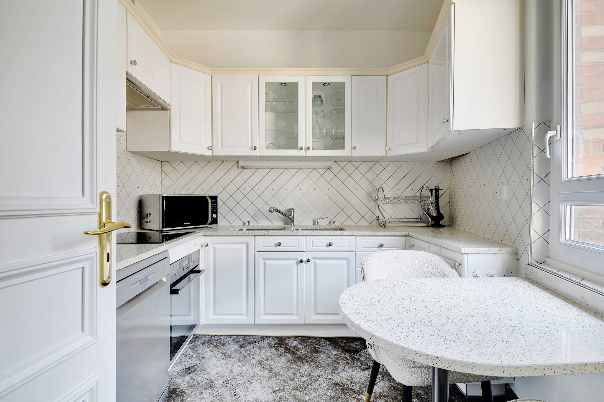 Checkmyguest offers you a splendid 80m² apartment, ideally located in the upscale Chaillot district. Just a stone's throw from the Place du Trocadéro, it boasts a breathtaking view of the Eiffel Tower. This Parisian jewel features two bright, chic bedrooms, offering all modern comforts in an elegant setting.