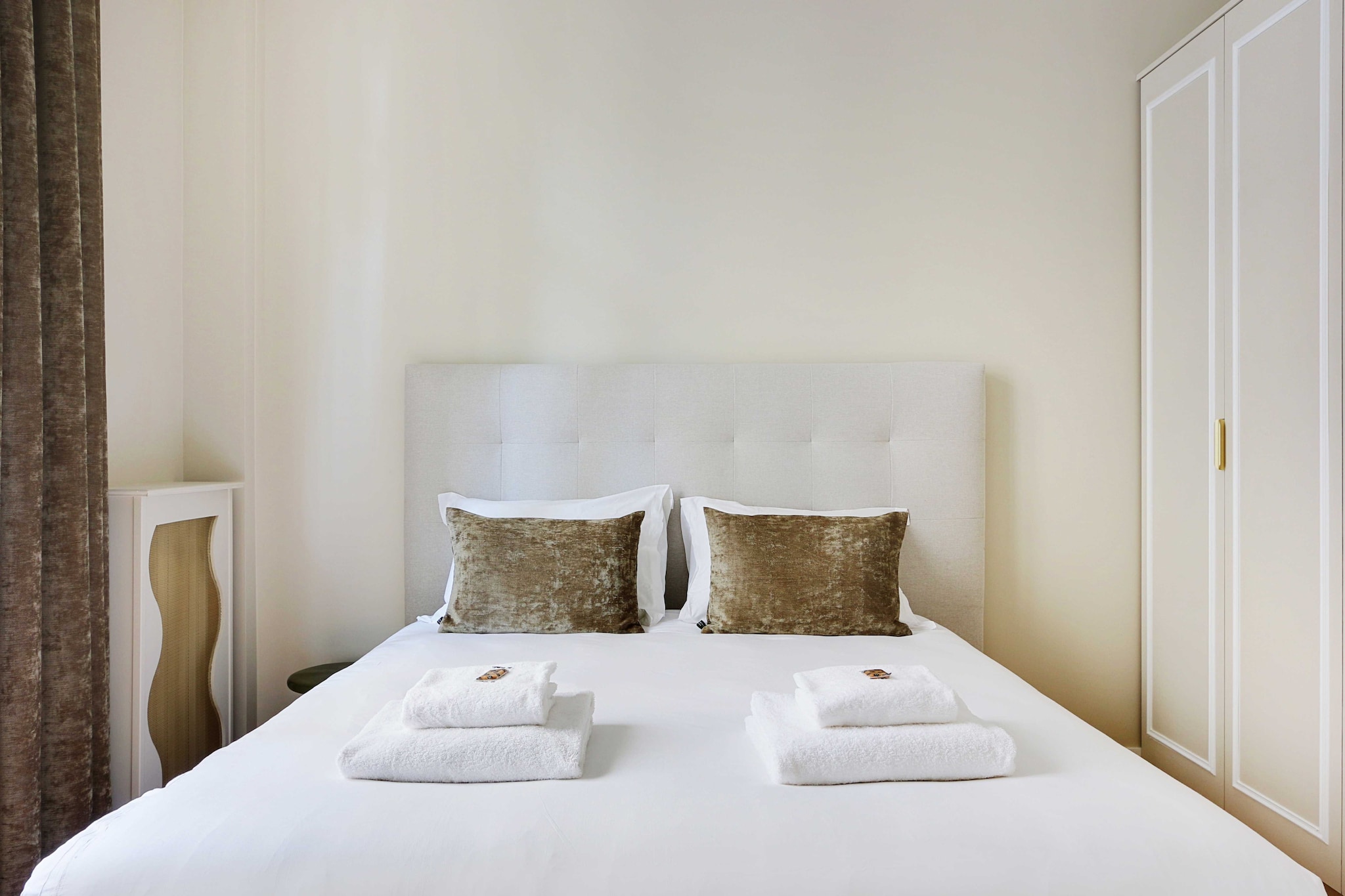 On the 2nd floor: (Living room(single sofa bed), Kitchen(dining table, stove, hob, electric kettle, toaster, coffee machine(espresso), oven, microwave, dishwasher, fridge, electric hot plates, dishes and cutlery, Wine glasses), bedroom(double bed), bedroom(double bed), bathroom(shower, washbasin), toilet)\n\nBed Linen, Desk, Elevator, Hot Water, Internet Access DSL, Wardrobe, First Aid, Play area, TV, tumble dryer, washing machine, heating, iron, hairdryer, Towels/Sheets (Incl.), shampoo, Essentials, Dedicated workspace, Cooking basics, Carbon monoxide detector, Cleaning Disinfection, Enhanced cleaning practices, High touch surfaces disinfected, Long term stays allowed, Room-darkening shades