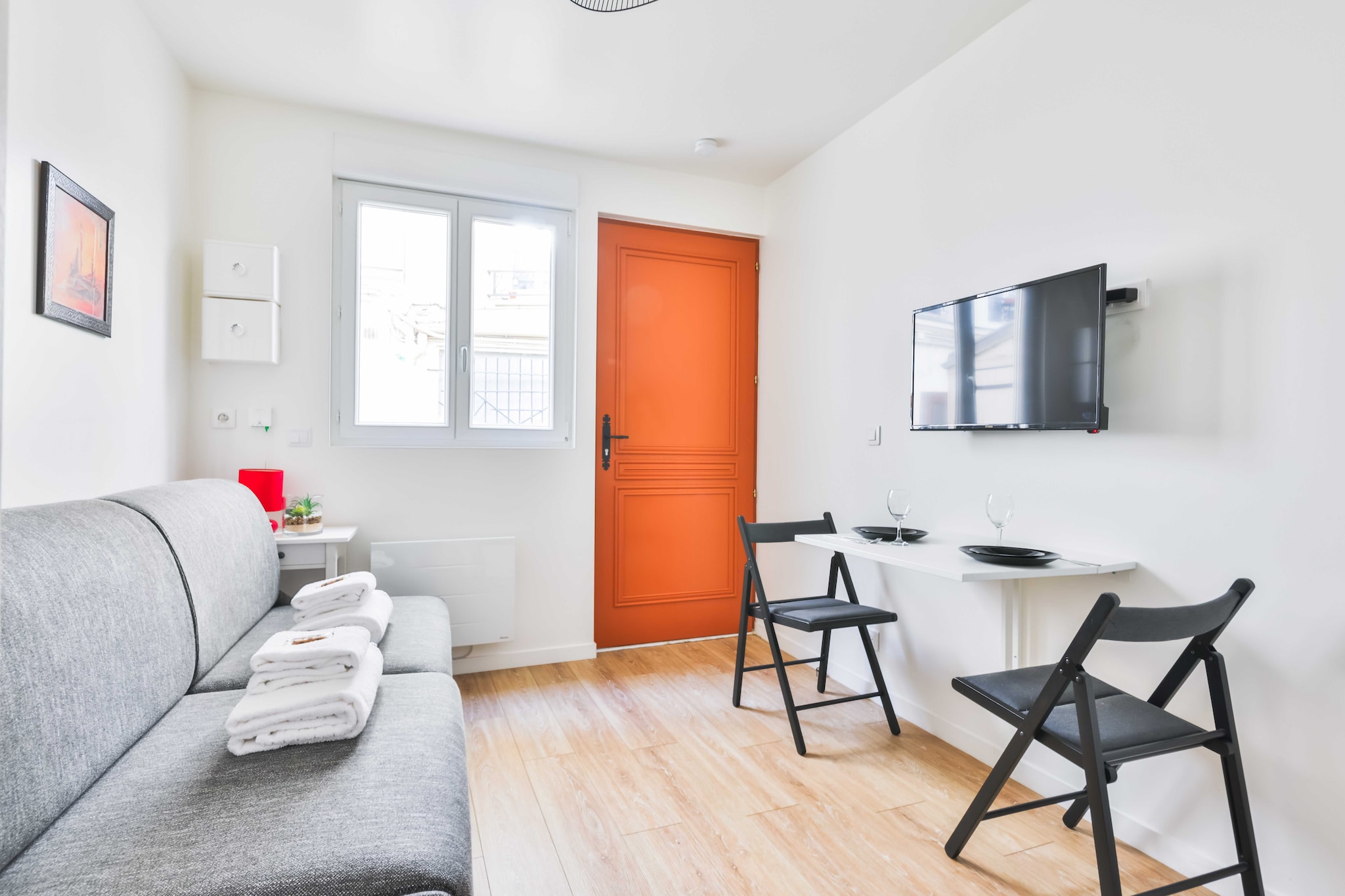 Checkmyguest offers this cozy 14m² studio apartment, ideal for a pleasant stay in Paris. Perfect for two people, this apartment is located in the peaceful Picpus district, in the 12th arrondissement. You'll be close to Place de la Nation and Gare de Lyon, giving you easy access to the city's main attractions.