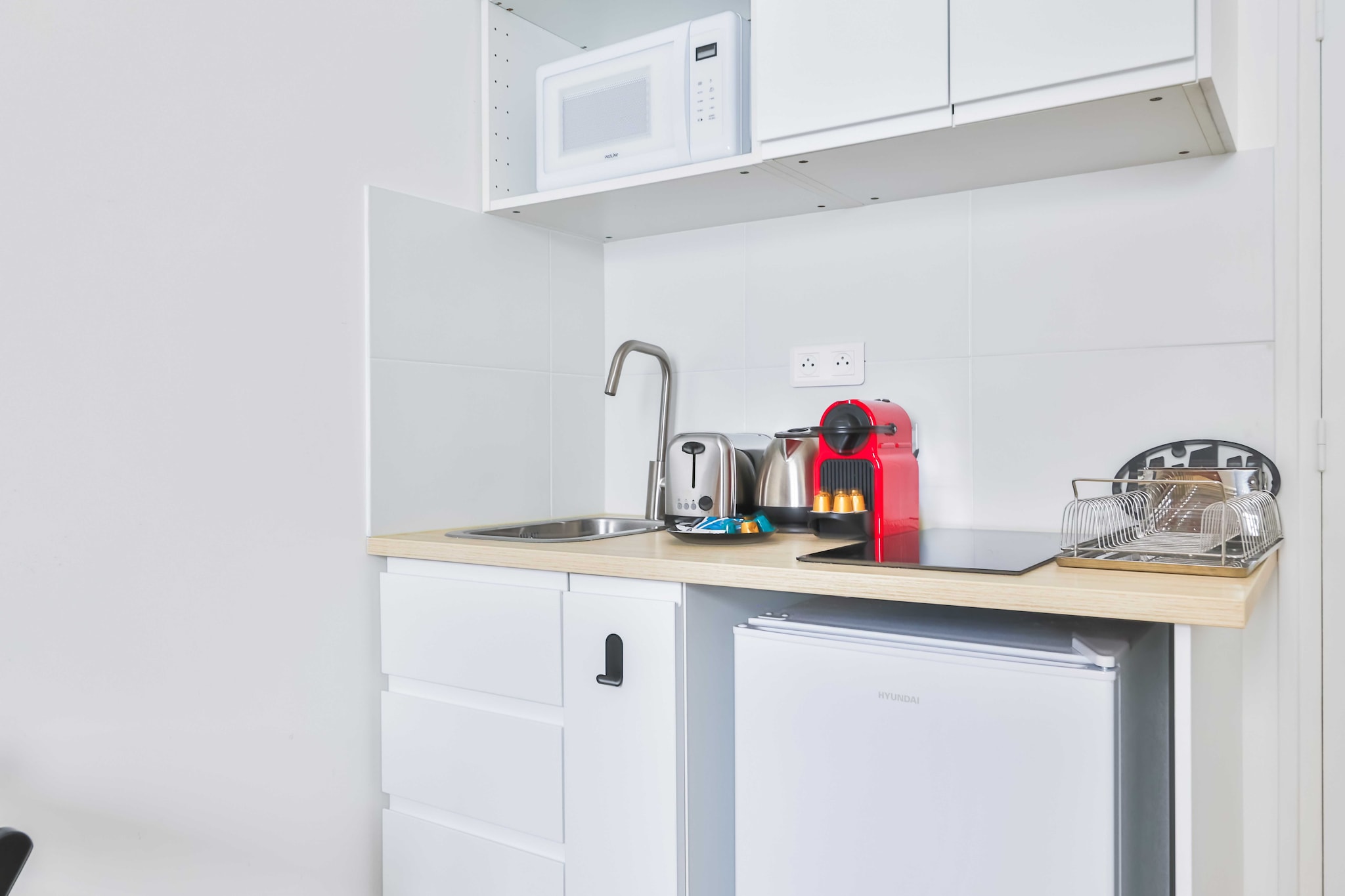 Ground floor: (Kitchen(stove, electric kettle, toaster, coffee machine, microwave, fridge, dishes and cutlery, Cooking basics), Living/bed room(Bed Linen, Desk, Internet Access DSL, Wardrobe, double sofa bed, TV), bathroom(shower, washbasin, toilet, hairdryer, Towels/Sheets (Incl.), shampoo))\n\nHot Water, First Aid, Play area, heating, iron, Essentials, Carbon monoxide detector, Cleaning Disinfection, Downtown, Enhanced cleaning practices, Long term stays allowed, Room-darkening shades, Town