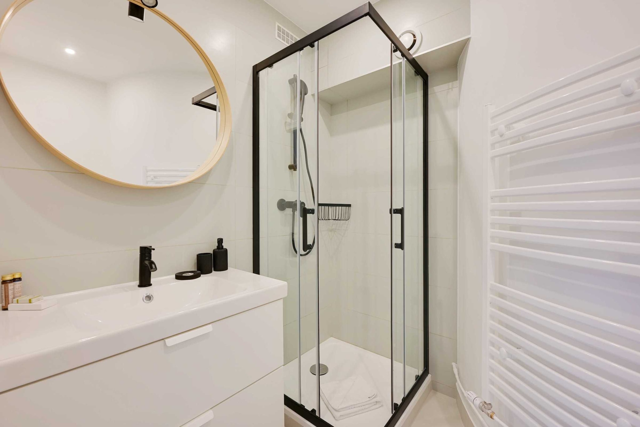 Bright, modern studio for 2P - La Défense