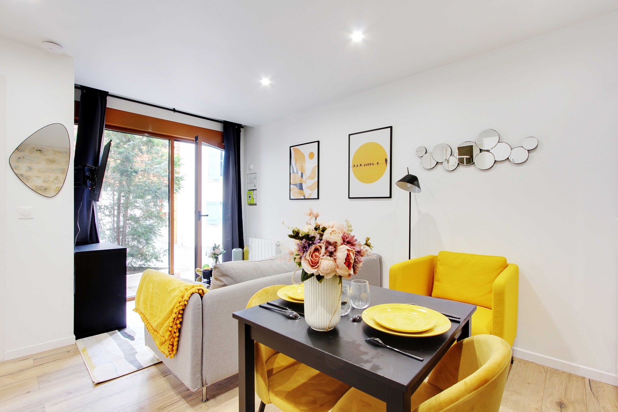 Checkmyguest offers you a charming 23m² apartment for 2 people, located south of Paris, in the town of Le Kremlin-Bicêtre. Enjoy a comfortable stay close to the Stade Sébastien Charléty. You'll also find the Maison de la photographie Robert Doisneau, a must-see for photography enthusiasts.

The apartment's location means you'll be able to get around the capital quickly and easily, thanks to its many public transport options: 

- Metro: Le Kremlin-Bicêtre, line 7, only a 4-minute walk away
- Numerous day & night bus routes 
- Vélib station
- Several cab companies available: Les cabs G7 (the most popular): call 36 07.