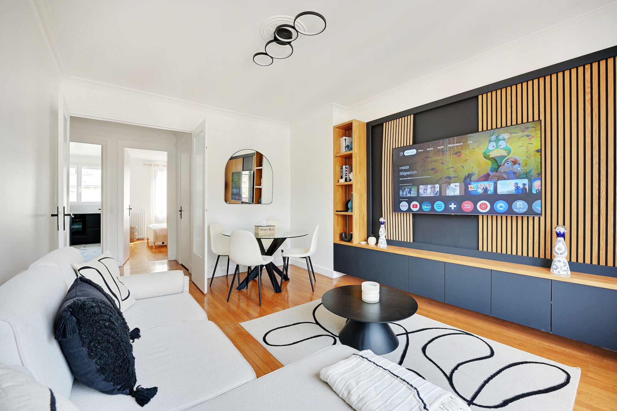 Checkmyguest offers you a modern 45m² apartment nestled in the upscale residential community of Saint-Mandé, just a stone's throw from the Bois de Vincennes and the Paris Zoo. This oasis of comfort features a cosy, bright bedroom, ideal for relaxing after a day of exploring. Enjoy a peaceful setting while being close to the major attractions of the Île-de-France region.