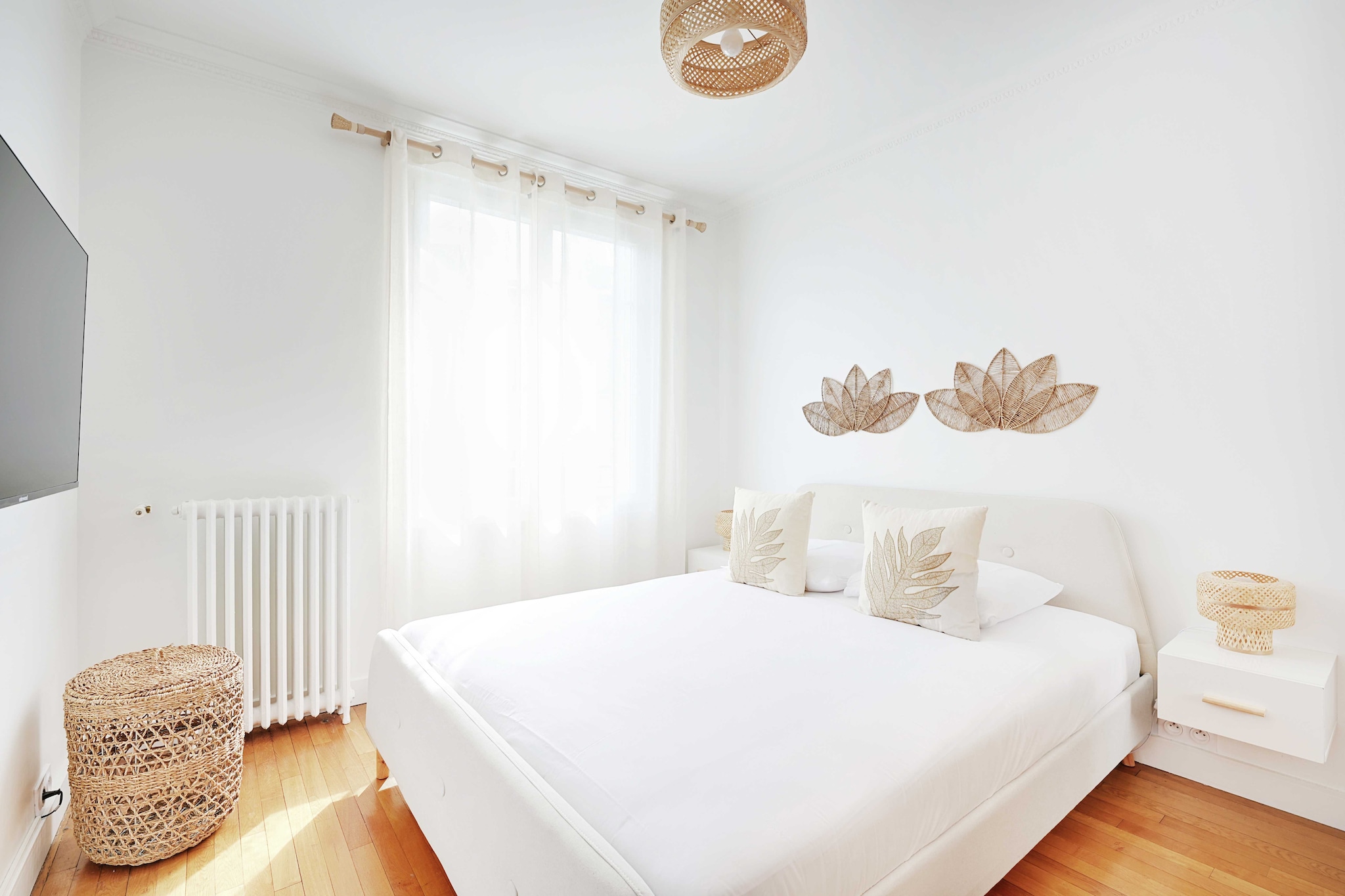 On the 5th floor: (Living room(single sofa bed, TV, dining table), Kitchen(stove, electric kettle, coffee machine, oven, fridge), bedroom(Queen Bed), bathroom(washbasin, toilet, hairdryer))\n\nBed Linen, Elevator, Hot Water, Internet Access DSL, Wardrobe, First Aid, Play area, TV, washing machine, heating, hairdryer, crib(free), Towels/Sheets (Incl.), shampoo, Essentials, dishes and cutlery, Dedicated workspace, Cooking basics, Carbon monoxide detector, Cleaning Disinfection, Downtown, Enhanced cleaning practices, High touch surfaces disinfected, Long term stays allowed, Room-darkening shades, Town