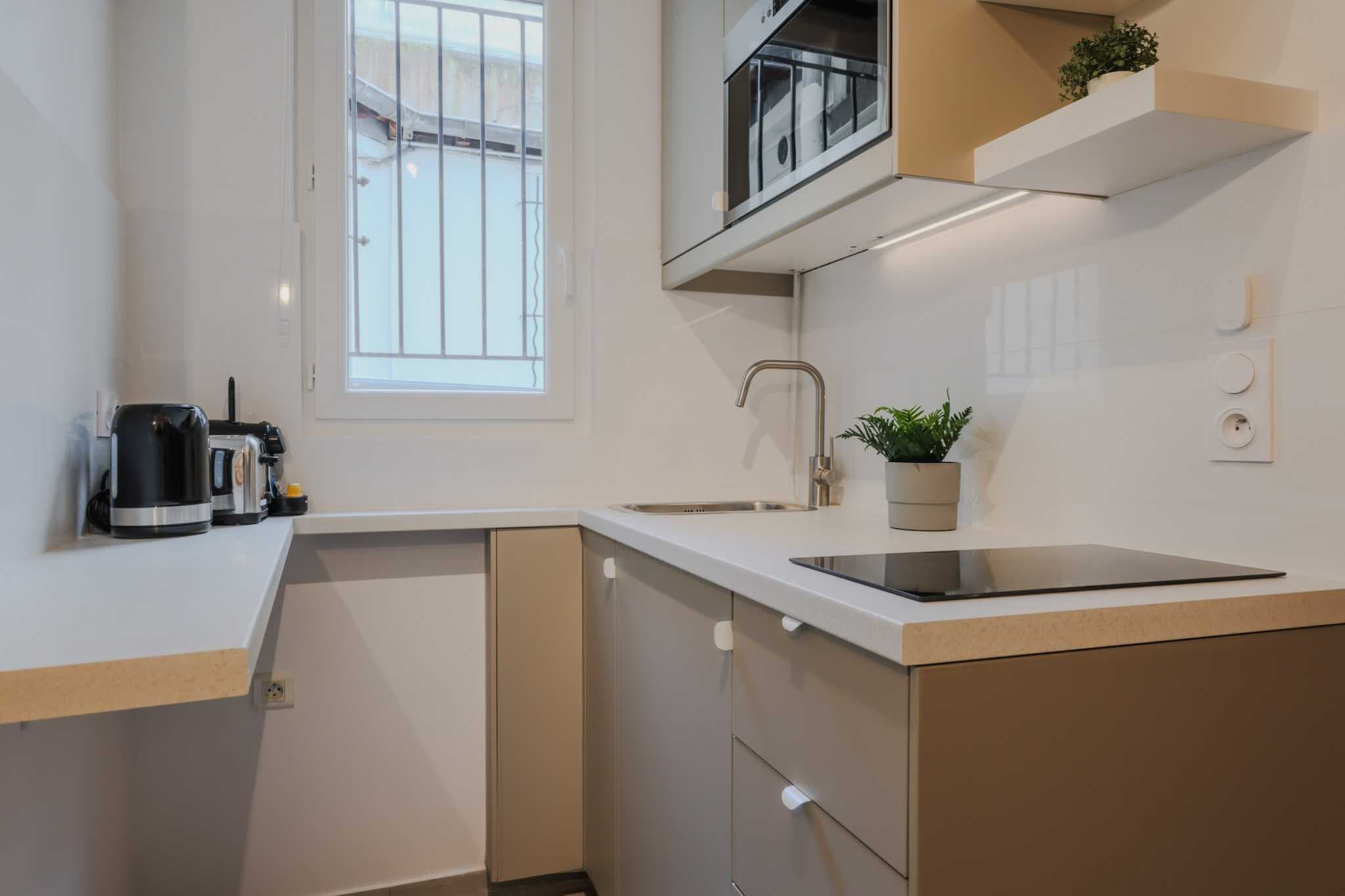 Checkmyguest offers you this elegant 15 m² studio in the Épinettes district, in the 17th arrondissement of Paris. Ideal for unforgettable stays, it's surrounded by the Square des Batignolles, the Musée de la Vie romantique and the famous Place Pigalle, offering a unique Parisian experience.
The geographical location of the apartment will allow you to move around the capital very easily via these many public transport options :
- Subway: Place de Clichy (Line 2) : Only a 4-minute walk
- Metro: Brochant (Line 13): Only 5 minutes' walk
- RER: Haussman St Lazare: 10-minute walk
- Day and night BUS
- Vélib station
- Autolib station
- Several cab companies available: Les cabs G7 (the most popular) - call 36 07.