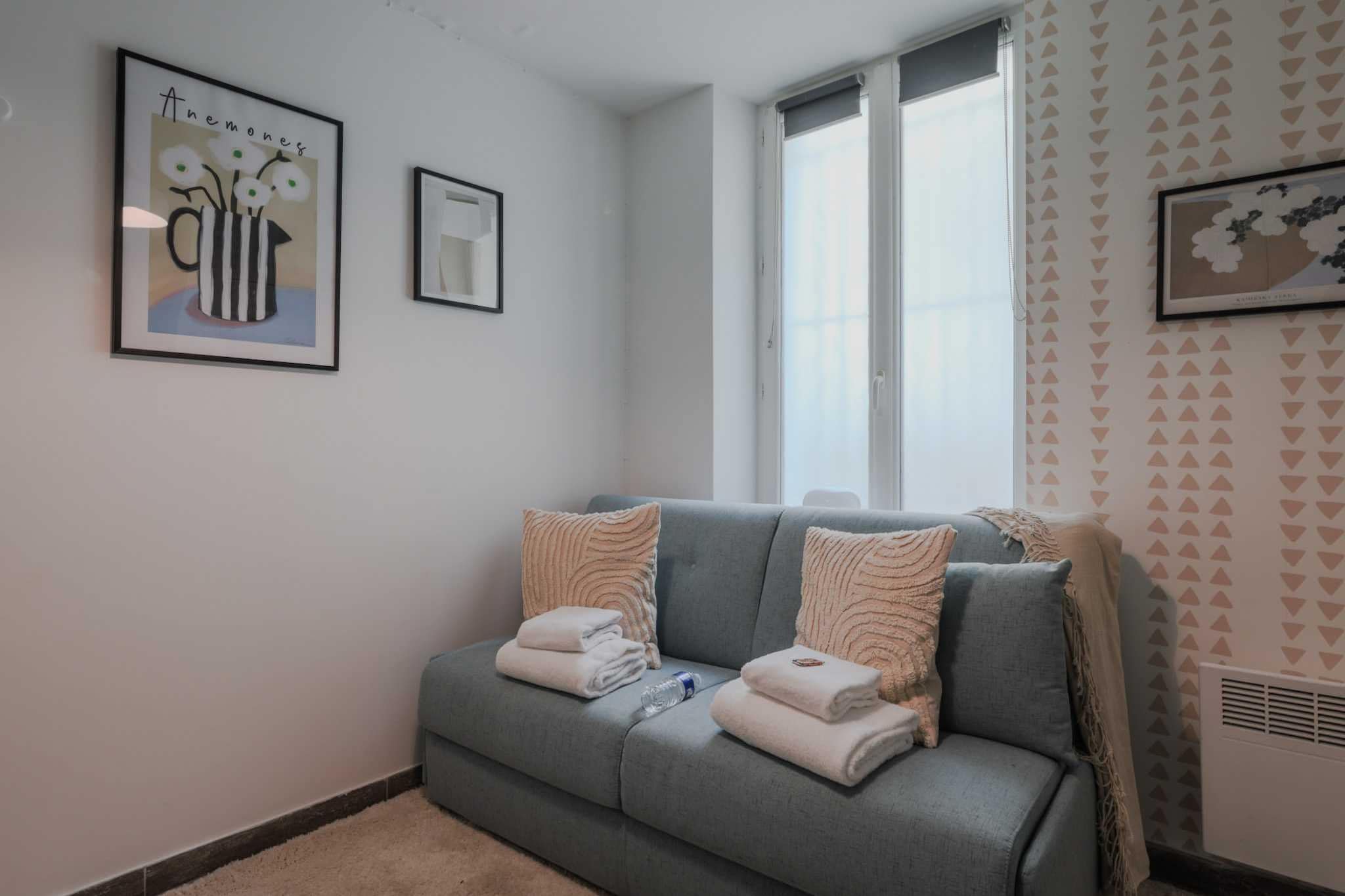 Checkmyguest offers this elegant 15 m² studio apartment, ideally nestled in the Épinettes district, in the 17th arrondissement of Paris. Perfect for unforgettable stays, it's surrounded by the Square des Batignolles, the Musée de la Vie romantique and the vibrant Place Pigalle, offering a unique immersion in Parisian charm.