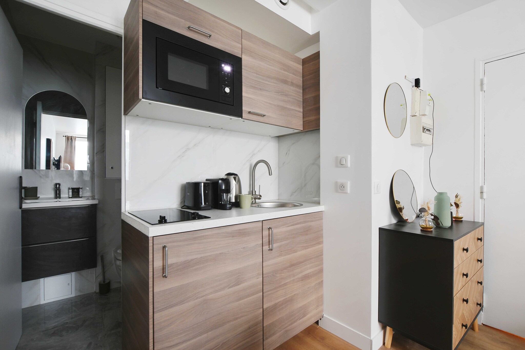 Ground floor: (Kitchen(dining table, hob, electric kettle, toaster, cooker, coffee machine(espresso), combination microwave, fridge, dishes and cutlery, Cooking basics, Wine glasses), Living/bed room(double sofa bed), bathroom(Hot Water, shower, toilet, hairdryer, shampoo))\n\nBed Linen, Desk, Internet Access DSL, Wardrobe, First Aid, Play area, TV, stove, heating, iron, Towels/Sheets (Incl.), Essentials, Dedicated workspace, Cleaning Disinfection, Downtown, Enhanced cleaning practices, Long term stays allowed, Town