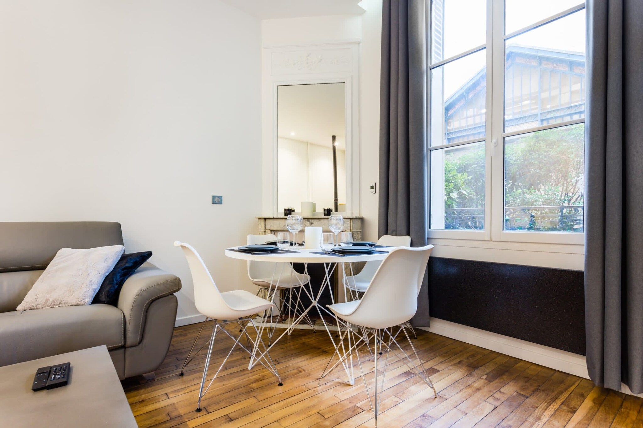 Checkmyguest offers you this charming apartment in the heart of the 15th arrondissement, located in the Saint-Lambert district. Featuring a welcoming and warm 45m² bedroom, this accommodation offers you all the comfort you need for a pleasant stay. From this location, you can visit iconic monuments, including the Eiffel Tower.