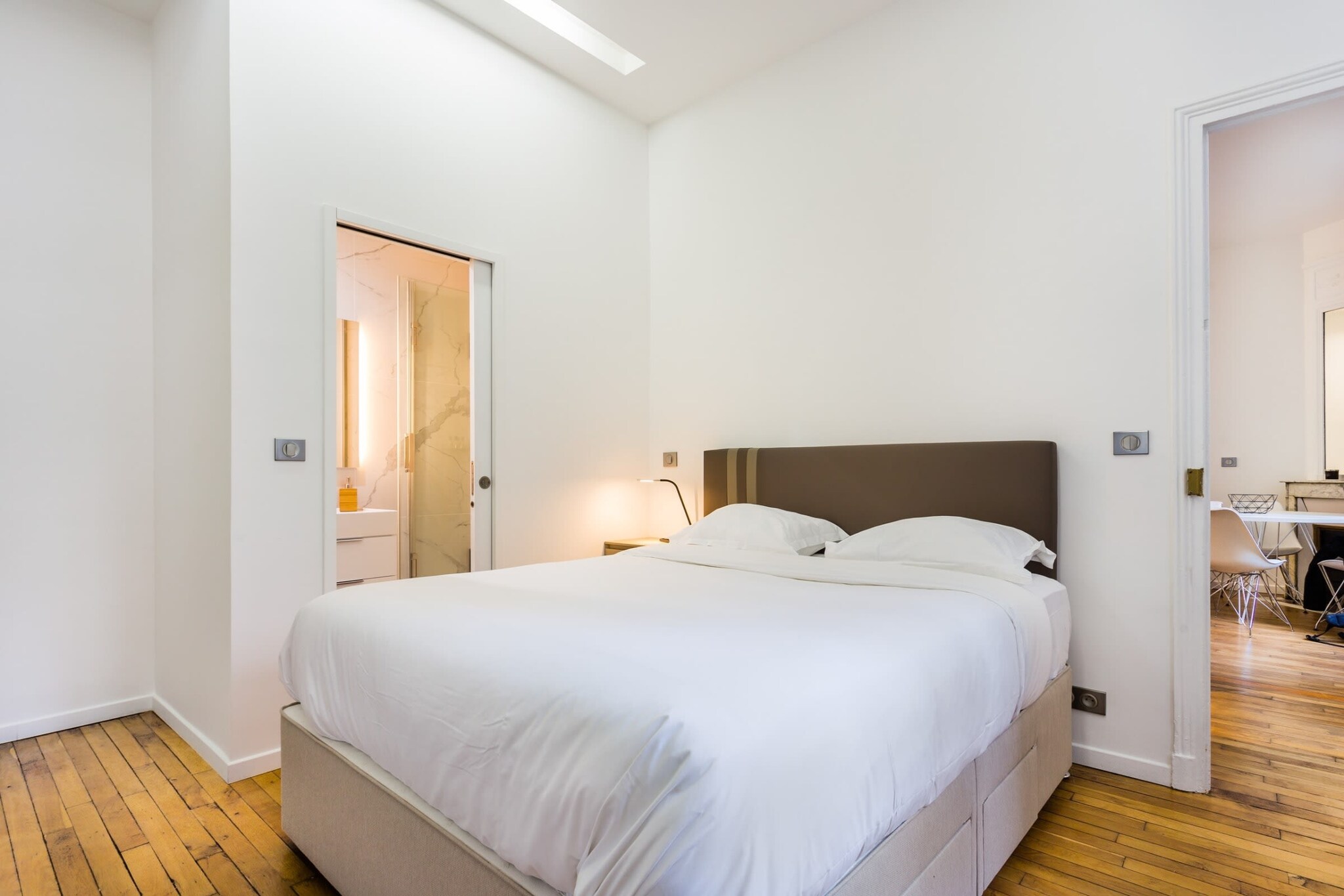 Ground floor: (Living room(double sofa bed, TV), Kitchen(stove, electric kettle, toaster, microwave, dishwasher, fridge, dishes and cutlery, Cooking basics), bedroom(Queen Bed), bathroom(shower, toilet, Towels/Sheets (Incl.), shampoo, Essentials))\n\nBed Linen, Desk, Hot Water, Internet Access DSL, Wardrobe, First Aid, Play area, washing machine, heating, iron, hairdryer, Dedicated workspace, Carbon monoxide detector, Cleaning Disinfection, Downtown, Enhanced cleaning practices, High touch surfaces disinfected, Long term stays allowed, Town