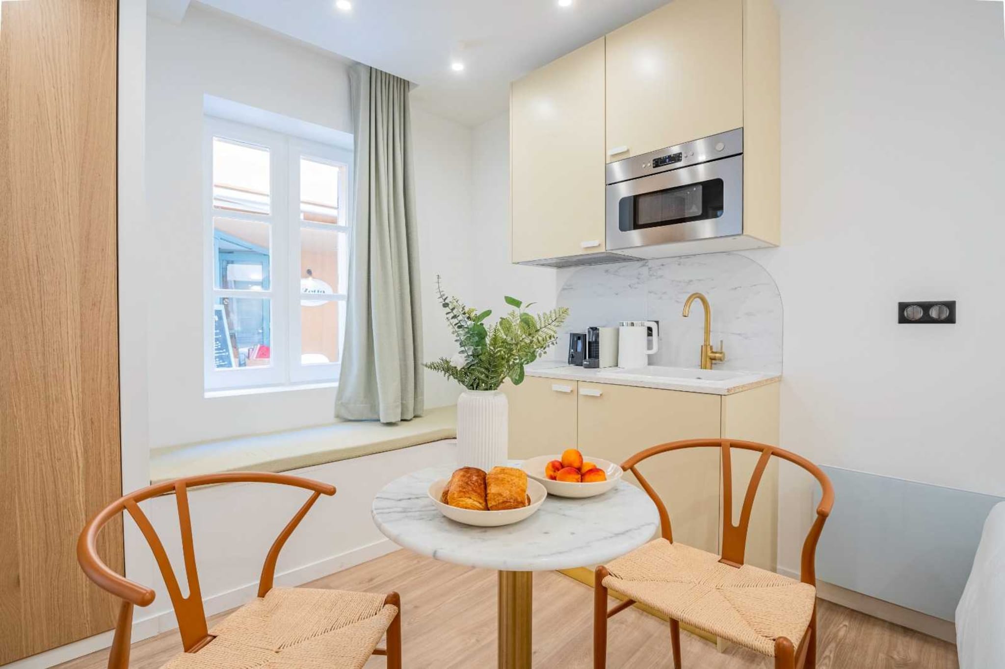 Ground floor: (Kitchen(stove, electric kettle, toaster, coffee machine, microwave, fridge, dishes and cutlery), Living/bed room(Bed Linen, double bed, TV, air conditioning), bathroom(hairdryer, Towels/Sheets (Incl.), shampoo))\n\nHot Water, Internet Access DSL, Wardrobe, First Aid, Play area, heating, iron, Essentials, Carbon monoxide detector, Cleaning Disinfection, Downtown, Enhanced cleaning practices, High touch surfaces disinfected, Long term stays allowed, Near Ocean, Town