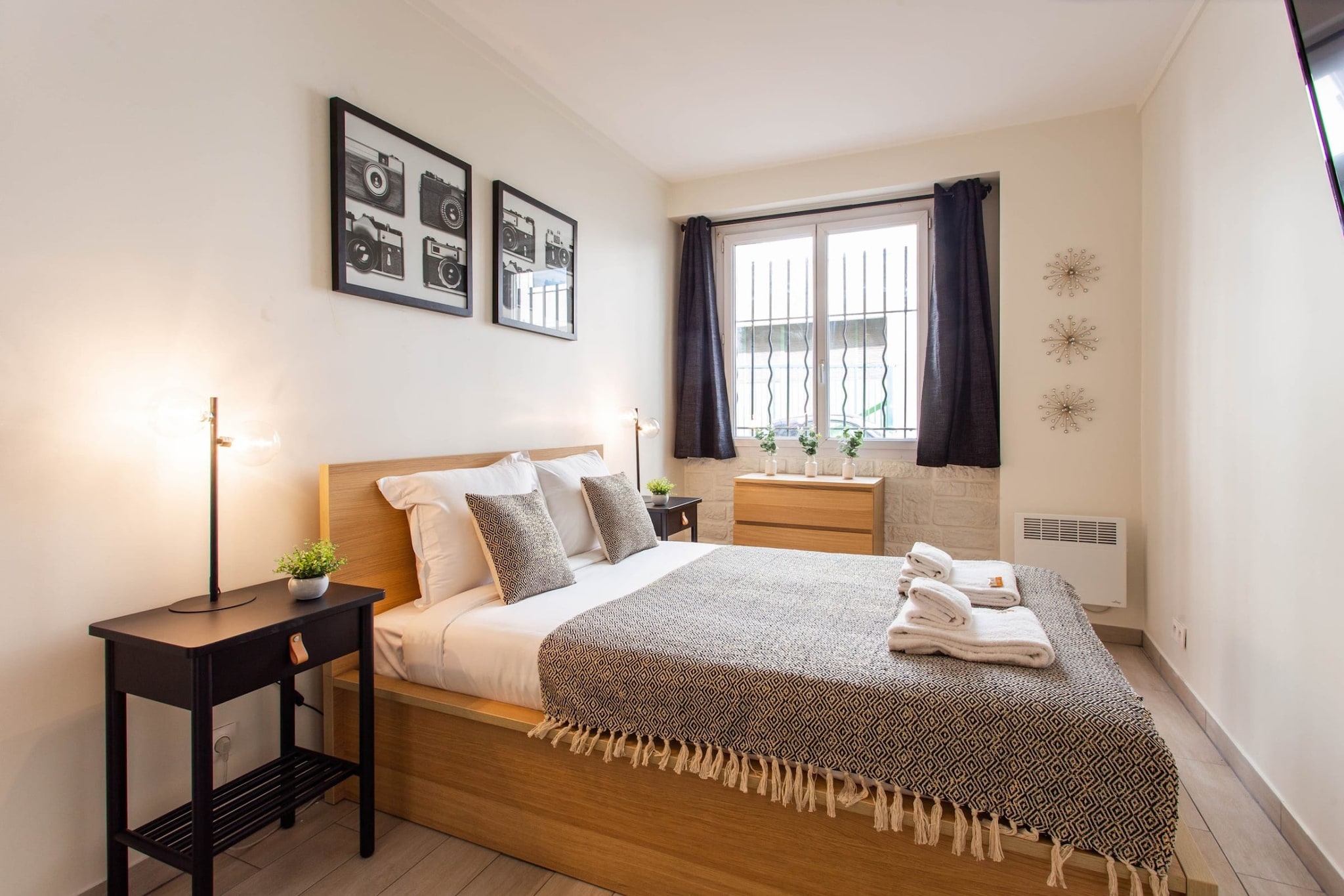 Ground floor: (Kitchen(dining table, hob, electric kettle, toaster, cooker, coffee machine(espresso), combination microwave, fridge, dishes and cutlery, Cooking basics, Wine glasses), Living/bed room(Wardrobe, double bed), bathroom(Hot Water, shower, toilet, hairdryer, shampoo, body soap, Essentials))\n\nBed Linen, Desk, Internet Access DSL, Safe, First Aid, Play area, TV, heating, iron, Towels/Sheets (Incl.), Dedicated workspace, Cleaning Disinfection, Cleaning before checkout, Downtown, Enhanced cleaning practices, High touch surfaces disinfected, Long term stays allowed, Town