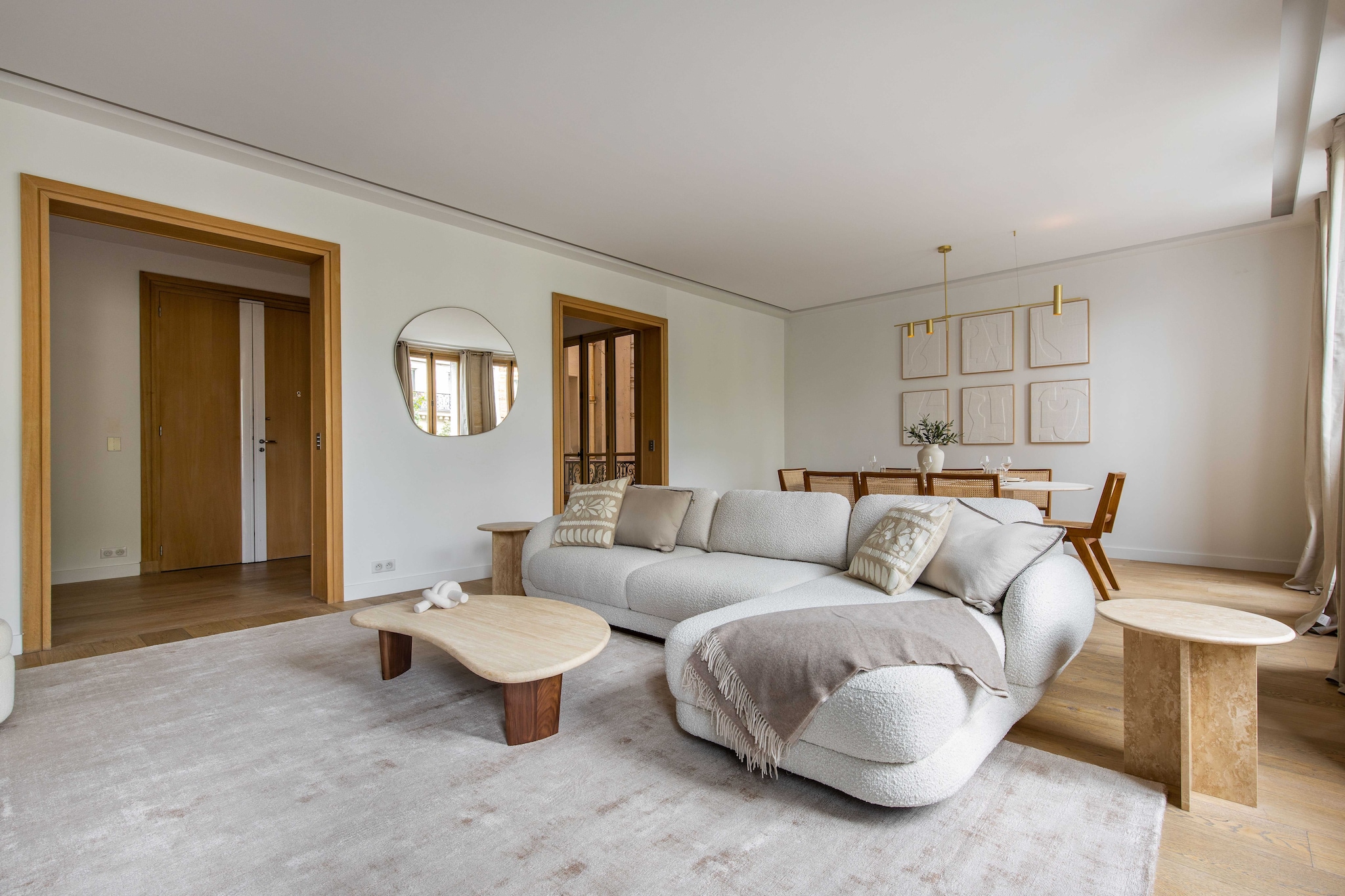 Checkmyguest offers you this superb, bright 150 m² apartment for six people, located in the prestigious 16th arrondissement of Paris. You'll appreciate its ideal location between Place Victor Hugo and the Arc de Triomphe, just a stone's throw from the Champs-Élysées and Trocadéro. Equipped with all amenities, our cocoon will be ideal for a stay in chic Paris !