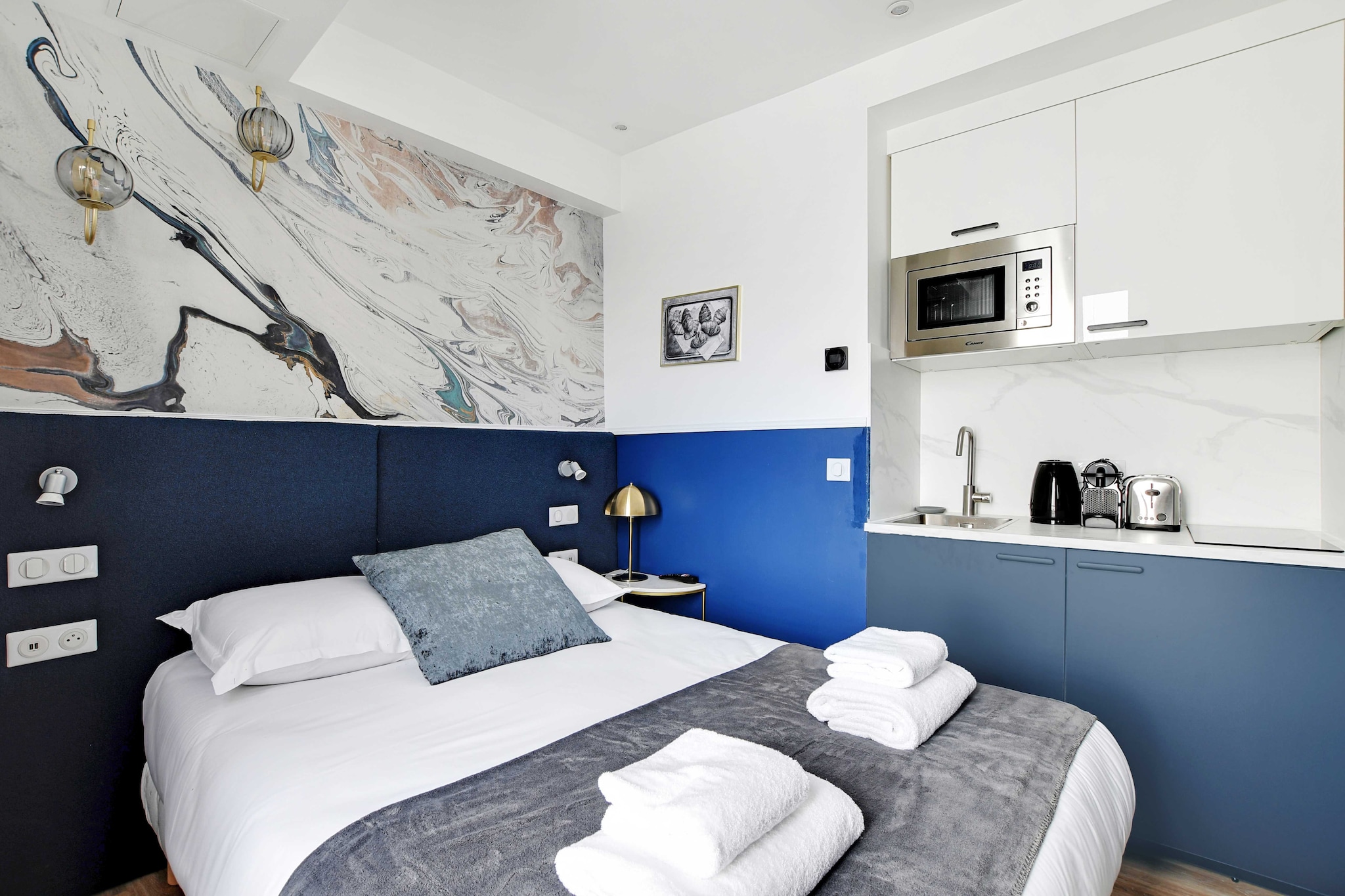 Welcome to our residence in the 18th arrondissement of Paris, close to SacrÃ©-CÅ“ur and Montmartre, a 15-minute walk away! Our apartments and studios are all air-conditioned and equipped with all amenities. They're the perfect option for a convenient, comfortable stay. Just 3 minutes from the metro and close to all amenities.