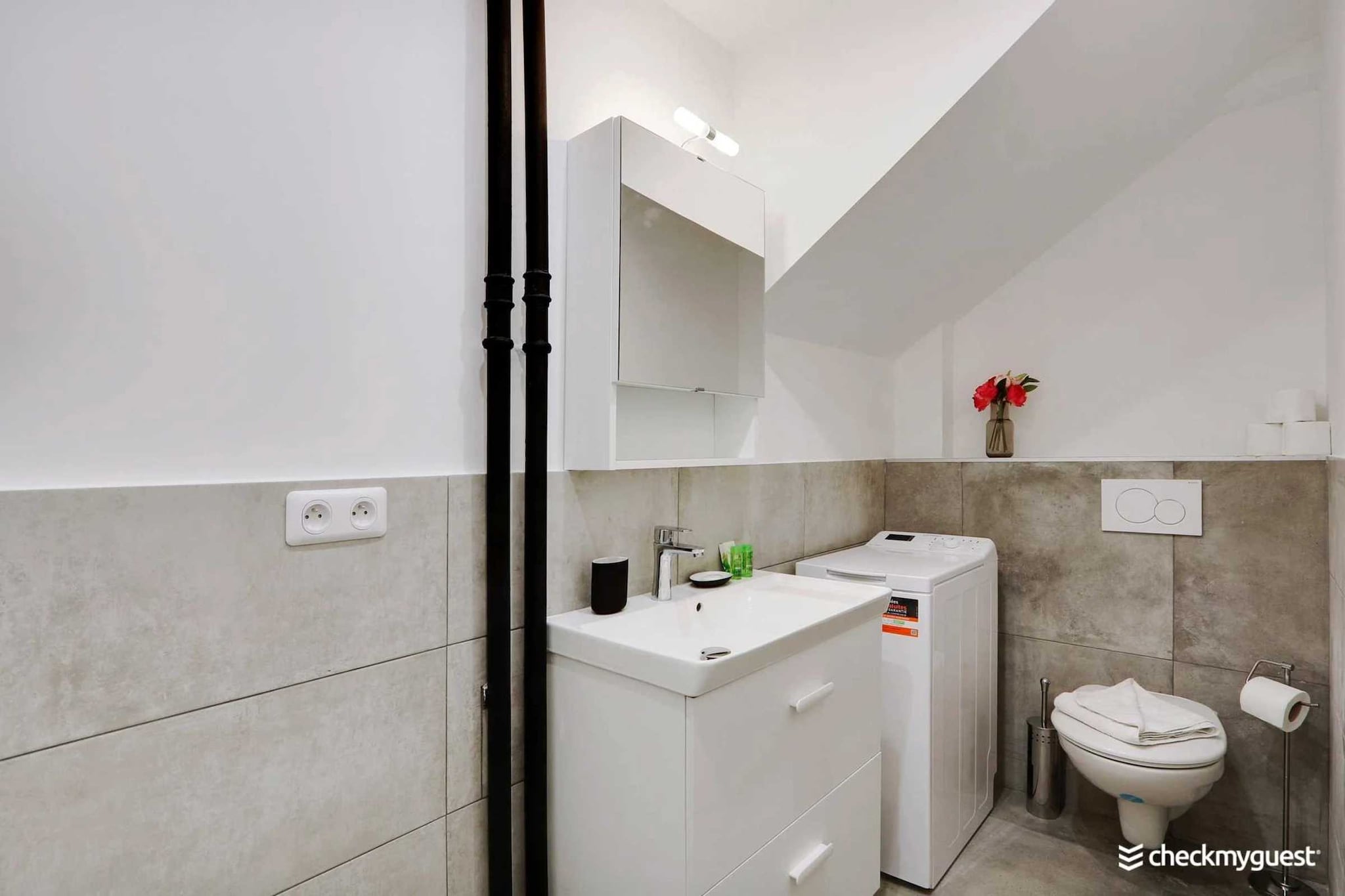 Ground floor: (Kitchen(dining table, stove, electric kettle, toaster, coffee machine, oven, fridge, electric hot plates, dishes and cutlery, Wine glasses), Living/diningroom(single sofa bed), bedroom(Wardrobe, double bed, TV), bedroom(double bed), bathroom(shower, washbasin, toilet), bathroom(shower))\n\nBed Linen, Desk, Hot Water, Internet Access DSL, TV, washing machine, heating, iron, hairdryer, Towels/Sheets (Incl.), shampoo, Essentials, Dedicated workspace, Cooking basics, Cleaning Disinfection, Enhanced cleaning practices, Long term stays allowed