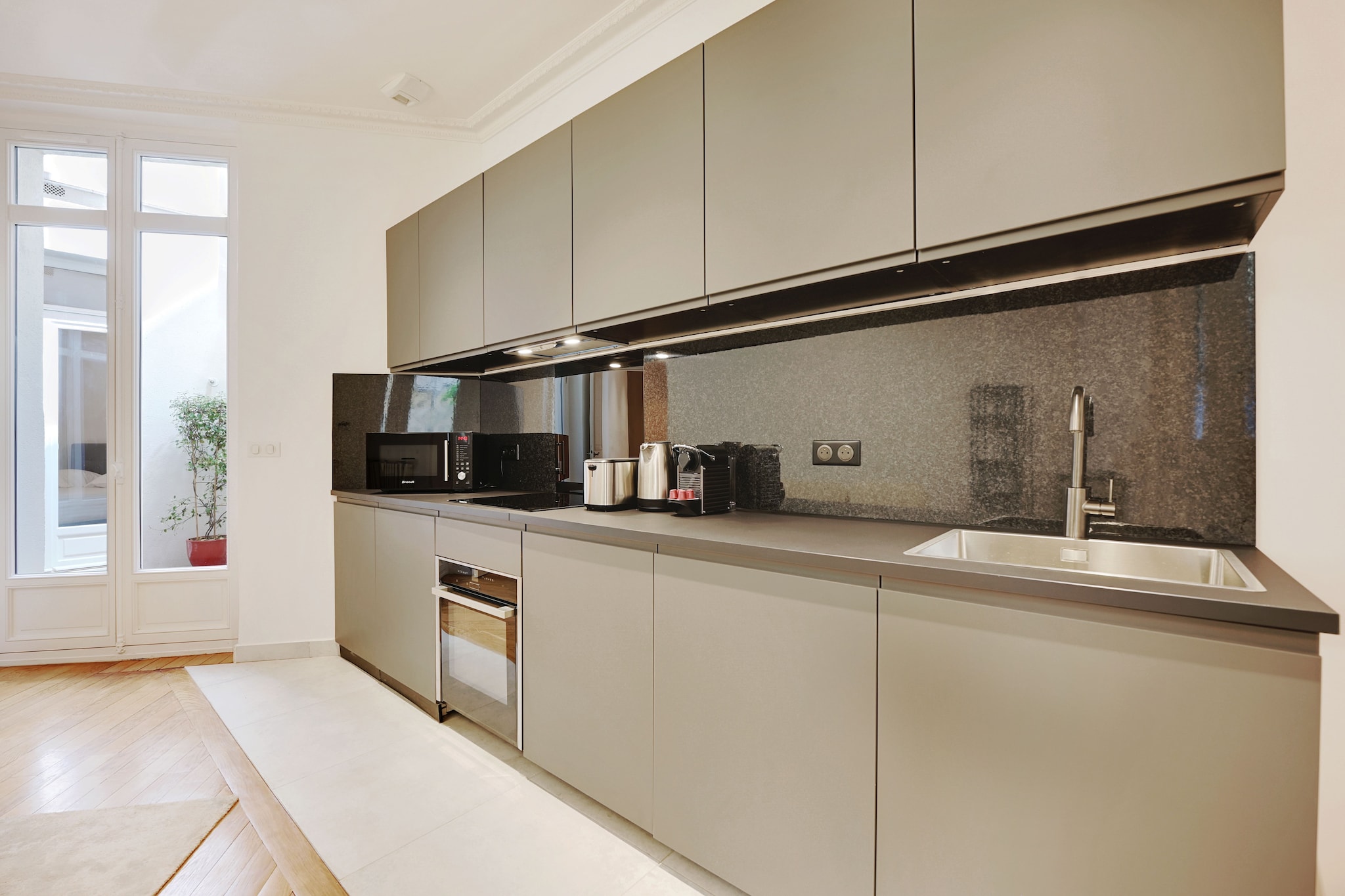 Checkmyguest offers you a magnificent 63m² apartment with two comfortable bedrooms, ideally located in Victor Hugo, a peaceful district in the 16th arrondissement of Paris. Enjoy the proximity of the famous Place du Trocadéro and its breathtaking views of the Eiffel Tower. Treat yourself to luxury and comfort in one of the capital's most prestigious districts.