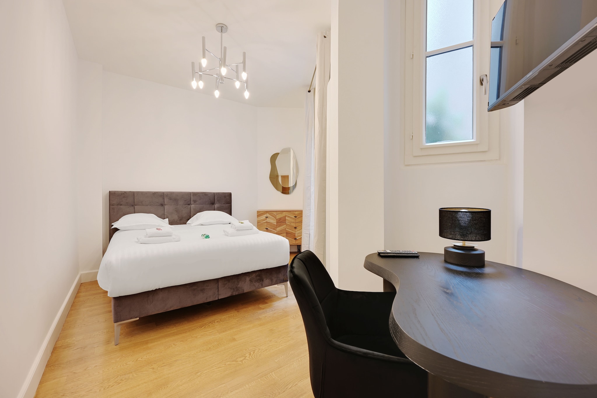 Ground floor: (Living room(TV, seating area, balcony or terrace), open kitchen(stove, electric kettle, toaster, coffee machine, oven, microwave, dishwasher, fridge, washing machine, electric hot plates, dishes and cutlery, Wine glasses), bedroom(double bed), bedroom(double bed), bathroom(shower, hairdryer, shampoo, body soap, hot water), toilet(toilet))\n\nBed Linen, Desk, Hot Water, Internet Access DSL, Wardrobe, First Aid, Play area, washing machine, heating, iron, Towels/Sheets (Incl.), Essentials, Dedicated workspace, Carbon monoxide detector, Cleaning Disinfection, Downtown, Enhanced cleaning practices, High touch surfaces disinfected, Long term stays allowed