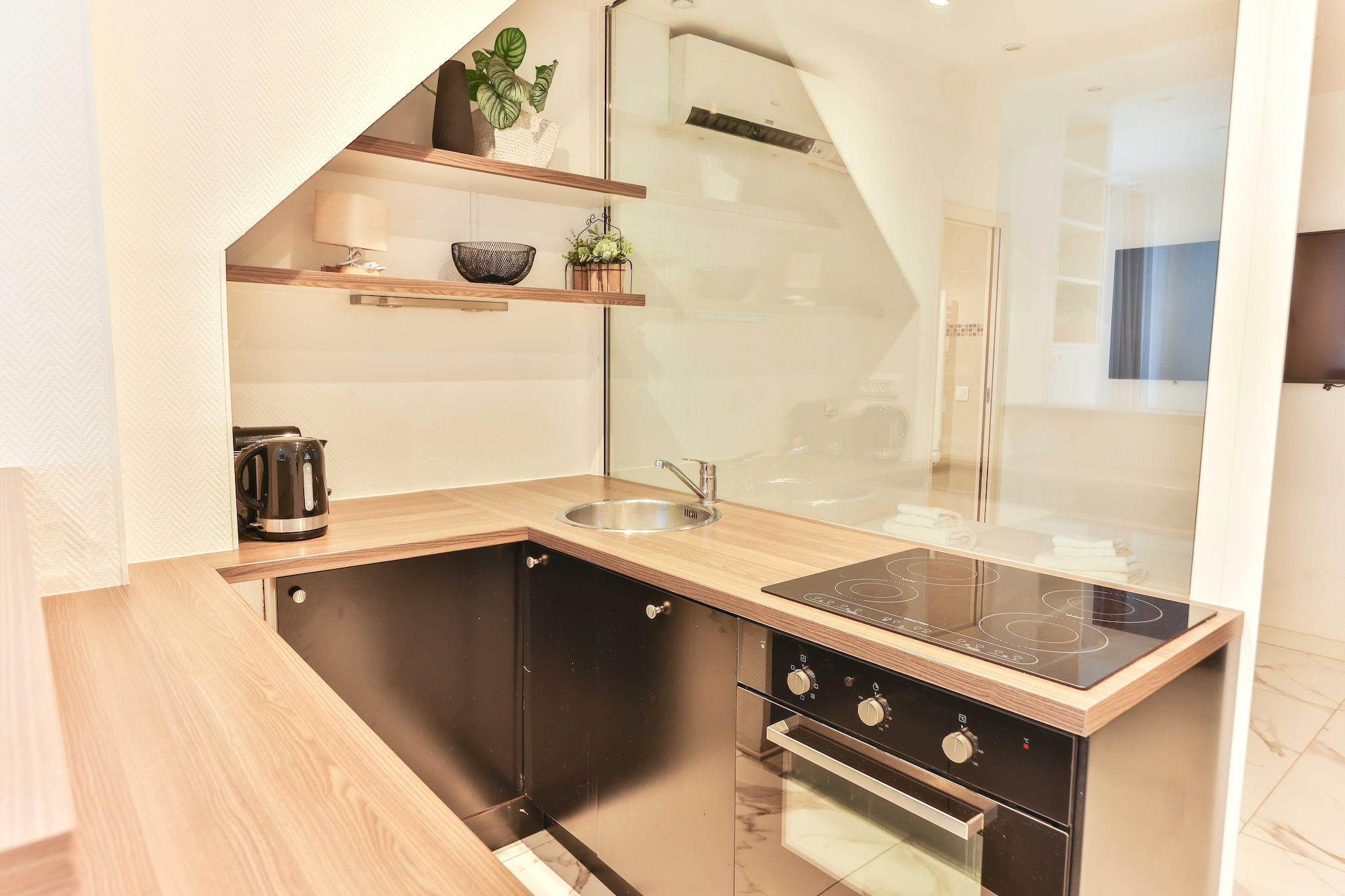 Checkmyguest offers you a charming 30 mÂ² apartment in the Chaillot district. Perfectly equipped for unforgettable stays, it's ideally located near the majestic Eiffel Tower and the iconic Arc de Triomphe. Enjoy an authentic Parisian experience in the heart of the City of Light!

The geographical location of the apartment will allow you to move around the capital very easily via these many public transport options : 

- Metro: BoissiÃ¨re (line 6), a 2-minute walk away
- Metro: Trocadero (lines 6,9), a 4-minute walk away
- RER: Charles de Gaulle- Ã‰toile (RER A), 14 minutes on foot
- RER: Champ de Mars - Tour Eiffel (RER C) 14 minutes on foot
- BUS (day and night)
- VÃ©lib station
- Several cab companies available: Les cabs G7 (the most popular) - call 36 07.