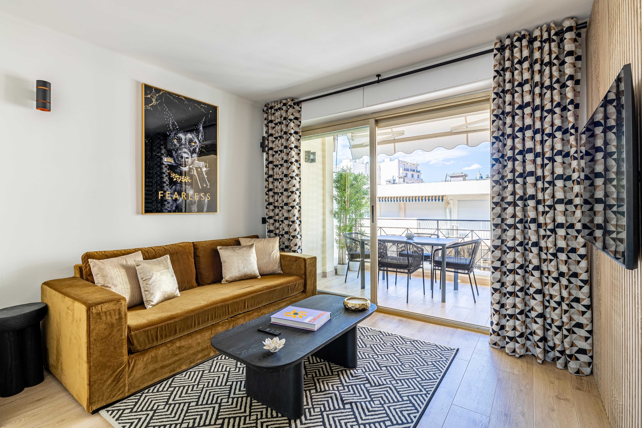 Discover the allure of Cannes from the comfort of our elegant T2 apartment, featuring a sunny terrace, cozy bedroom, inviting living room and fully equipped kitchen. Immerse yourself in the essence of Riviera living with our chic retreat, just steps from the iconic Croisette, nestled in the prestigious Martinez district.