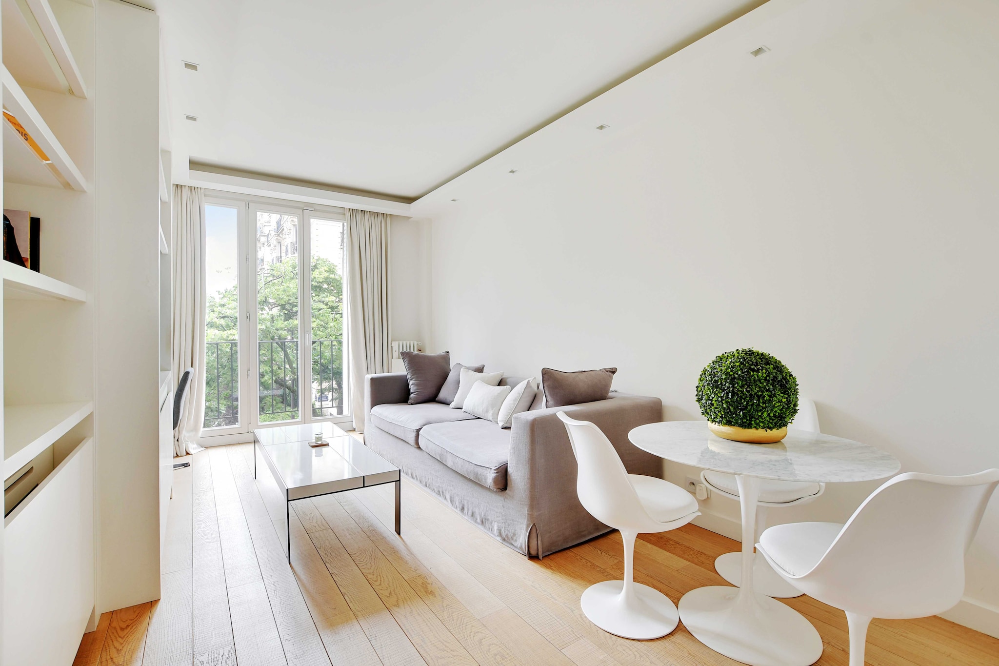 Checkmyguest offers you this charming flat in the heart of the 15th arrondissement. Perfect for 2 people, our elegant 59m² apartment offers comfort and modernity. It has one bedroom and air conditioning. Enjoy beautiful views from the balcony and explore the lively surroundings with ease thanks to nearby public transport.