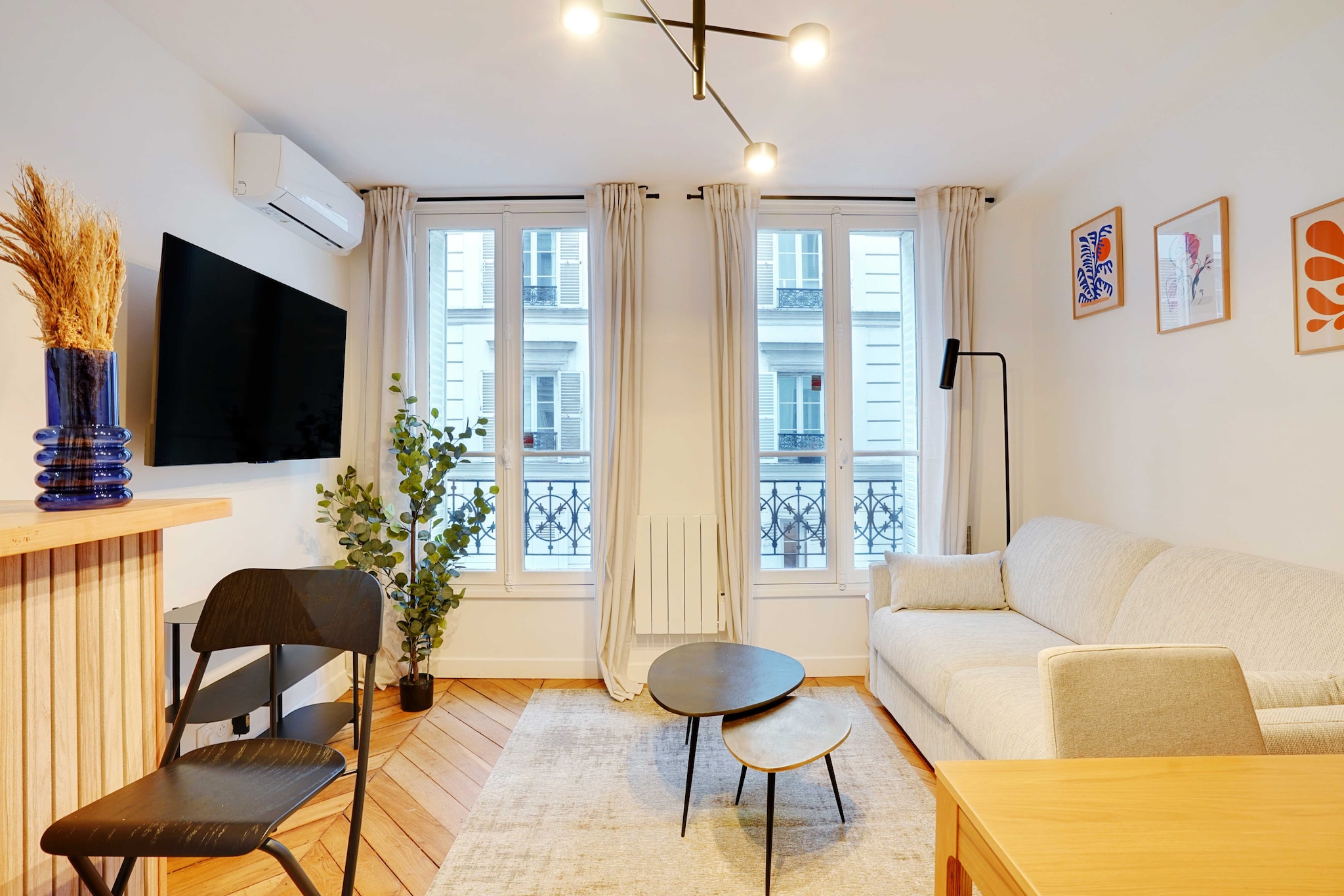 Welcome to our perfectly optimised, fully-equipped flat in the heart of the Village des Abbesses at the foot of the Sacré-Cœur Basilica in Montmartre. Metro 4 minutes away, close to all amenities ! Parisian experience guaranteed !
The geographical location of the apartment will allow you to easily move around the capital via numerous public transportation options :
- Metro: Abbesses (line 12), located a 3-minute walk away
- Metro: Pigalle (lines 12 and 2), located a 6-minute walk away
- Day and night Bus
- Vélib station
- Several Taxi companies available: Les taxis G7 (the most used) - call 36 07