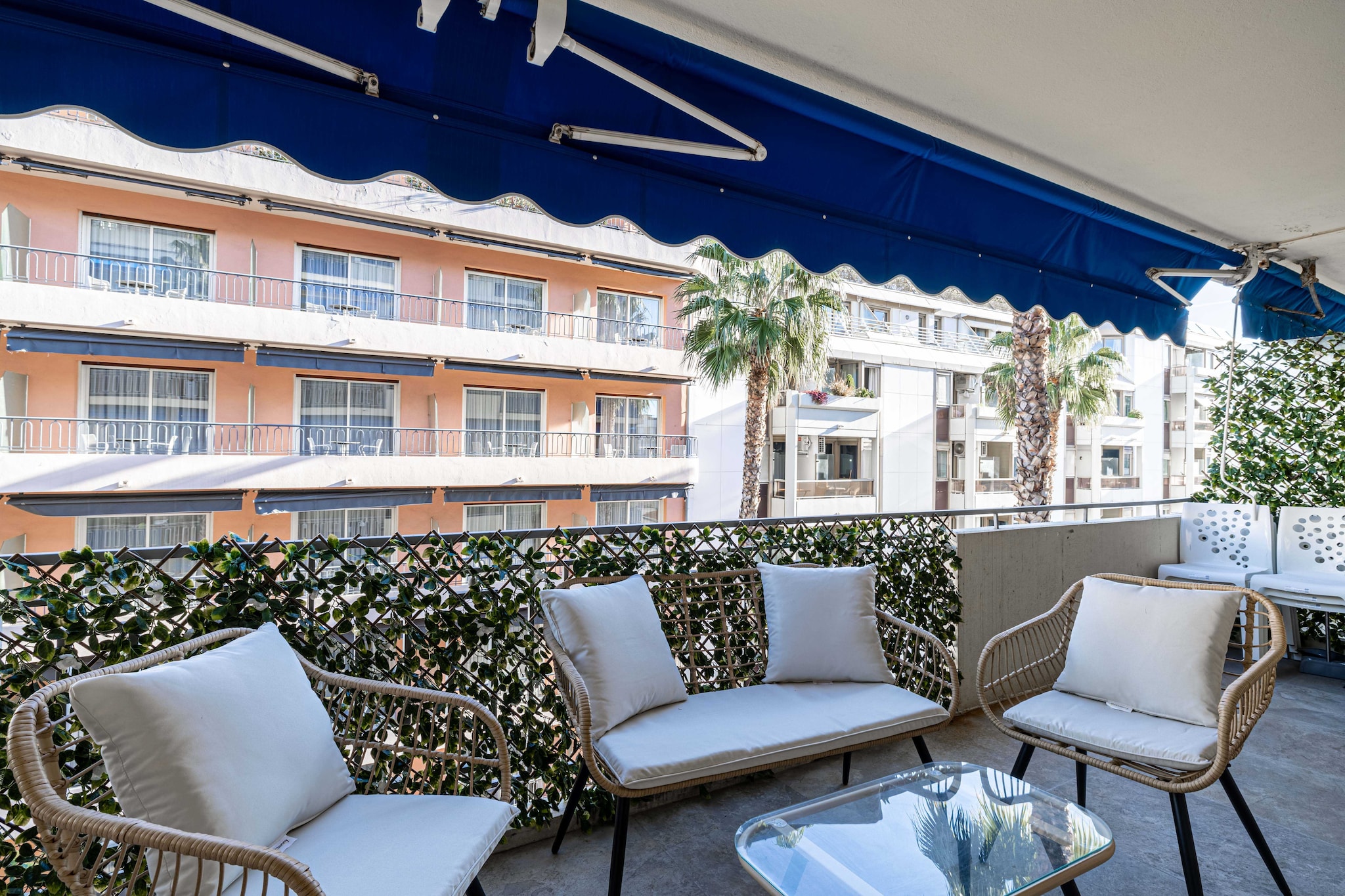 Magnificent 63m2 apartment for 6 people with balcony, in the center of Juan-Les-Pins.
- By plane: Nice airport is 25 minutes away by car
- By train: 4 minutes walk from the Juan les Pins train station
- By car : Public parking at 100 m
Around Juan-les-Pins, you'll find a variety of activities to fully enjoy your stay on the French Riviera. Here are three suggestions for things to do in the vicinity of Juan-les-Pins:
Explore Antibes and its Old Town (Vieil Antibes):
Antibes, the neighboring town to Juan-les-Pins, offers a charming atmosphere with its Old Town. Wander through narrow and picturesque streets, visit the lively Provencal market, and discover iconic sites such as the Picasso Museum housed in the Grimaldi Castle. Enjoy panoramic views from the ramparts of Antibes.
Walk or Bike around Cap d'Antibes:
The Cap d'Antibes, located nearby, is a preserved natural site offering beautiful coastal trails. Take a stroll along paths lined with umbrella pines and discover secluded coves. If you enjoy cycling, follow the bike paths that provide spectacular views of the Mediterranean. Don't forget to take a break to admire the scenery from the Cap d'Antibes lighthouse.
Boat Trip to the Lérins Islands:
Take advantage of Juan-les-Pins' prime location to take a boat trip and explore the Lérins Islands. These islands, Sainte-Marguerite and Saint-Honorat, offer pristine beaches, hiking trails, and a fascinating history. On Sainte-Marguerite Island, you can visit the famous prison where the Man in the Iron Mask was held.
Whether you're into cultural exploration, outdoor hiking, or seaside relaxation, the surroundings of Juan-les-Pins provide a variety of options to satisfy every preference.