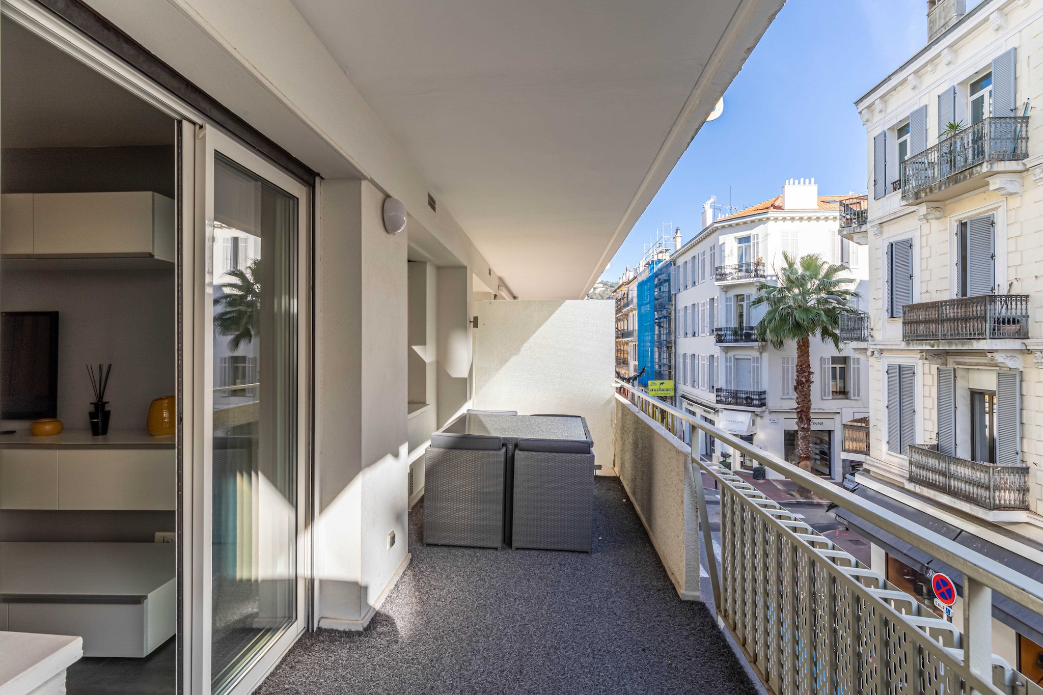 Central apartment for 4 people, ideal for a family stay and conferences!

- By plane: Nice airport is 30 minutes from Cannes
- Private driver from Nice airport: Reservation on request
- By car: Public parking at 100 m
- By train: the station is a 15-minute walk away
During your stay in Cannes, you'll have the chance to explore some wonderful nearby destinations, each offering a unique and memorable experience.	
 Antibes and its cape:Just a few kilometers from Cannes, the charming town of Antibes welcomes you. Explore its rich historical heritage, including the Picasso Museum housed in a superb chÃ¢teau. Stroll through the cobbled streets of old Antibes, where the Provencal market will awaken your senses with its scents and flavors. But don't forget to venture out to Cap d'Antibes, where coastal paths offer breathtaking views of the Mediterranean. 
Les trayas and its red rocks: West of Cannes lies the natural paradise of Les Trayas, a striking contrast to urban life. Explore mountain and forest landscapes that blend harmoniously with the Mediterranean coastline. Hiking enthusiasts will be delighted by the trails leading to the emblematic red rocks, offering breathtaking panoramic sea views.
Grasse and its perfume: Not far from Cannes is the town of Grasse, world-famous as the capital of perfume. You'll have the opportunity to visit renowned perfume factories such as Fragonard, Galimard and Molinard, where you'll discover the art of perfumery and even have the chance to create your own fragrance. Stroll through Grasse's medieval streets, steeped in history and intoxicating scents.