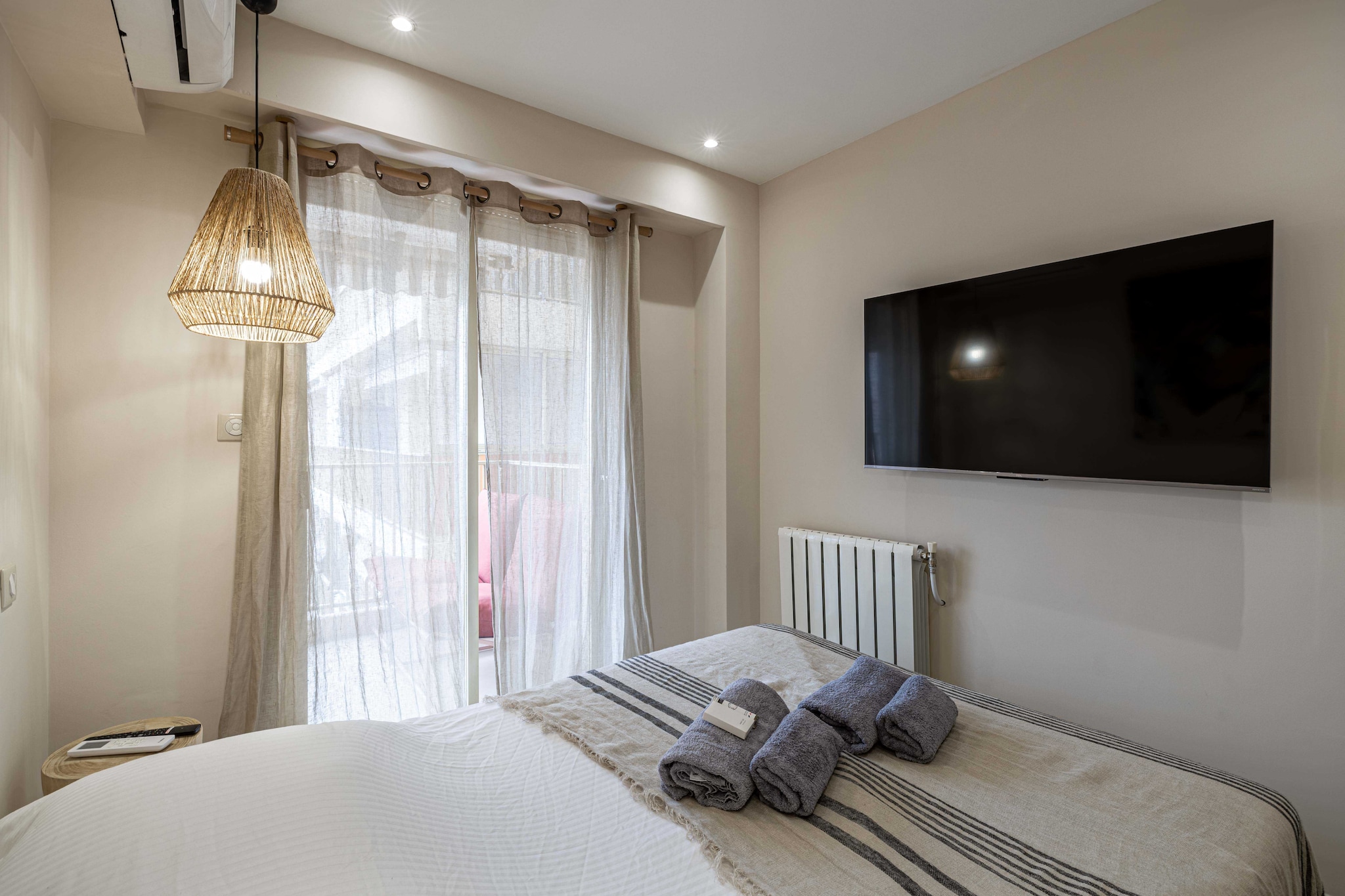 On the 5th floor: (Living room(double sofa bed, TV, heating), Kitchen(dining table, hob, electric kettle, toaster, hood, coffee machine, oven, microwave, dishwasher, fridge, washing machine, electric hot plates, Coffee, Wine glasses), bedroom(double bed, TV, heating), bedroom(double bed, TV, heating), bathroom(Hot Water, shower, washbasin, toilet, hairdryer, body soap), toilet(toilet))\n\nBed Linen, Elevator, Wardrobe, First Aid, Play area, cot, balcony or terrace, air conditioning, iron, Towels/Sheets (Incl.), Essentials, Cleaning Disinfection, Downtown, Enhanced cleaning practices, High touch surfaces disinfected, Long term stays allowed, Near Ocean, Roll-in shower with shower bench or chair, Town