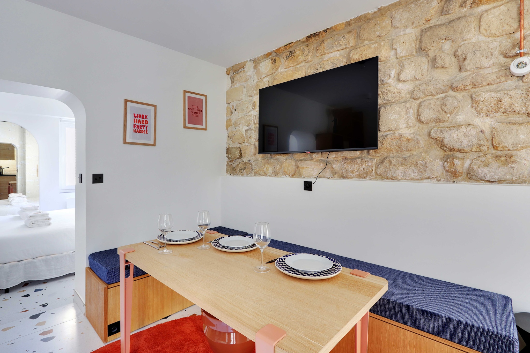Checkmyguest offers you an authentic 25mÂ² apartment, ideal for a Parisian getaway. Located in the cosmopolitan and popular Goutte-d'Or district, in the 18th arrondissement, this charming apartment for two has a comfortable bedroom. Take advantage of its proximity to SacrÃ©-CÅ“ur to discover the treasures of Paris on foot.