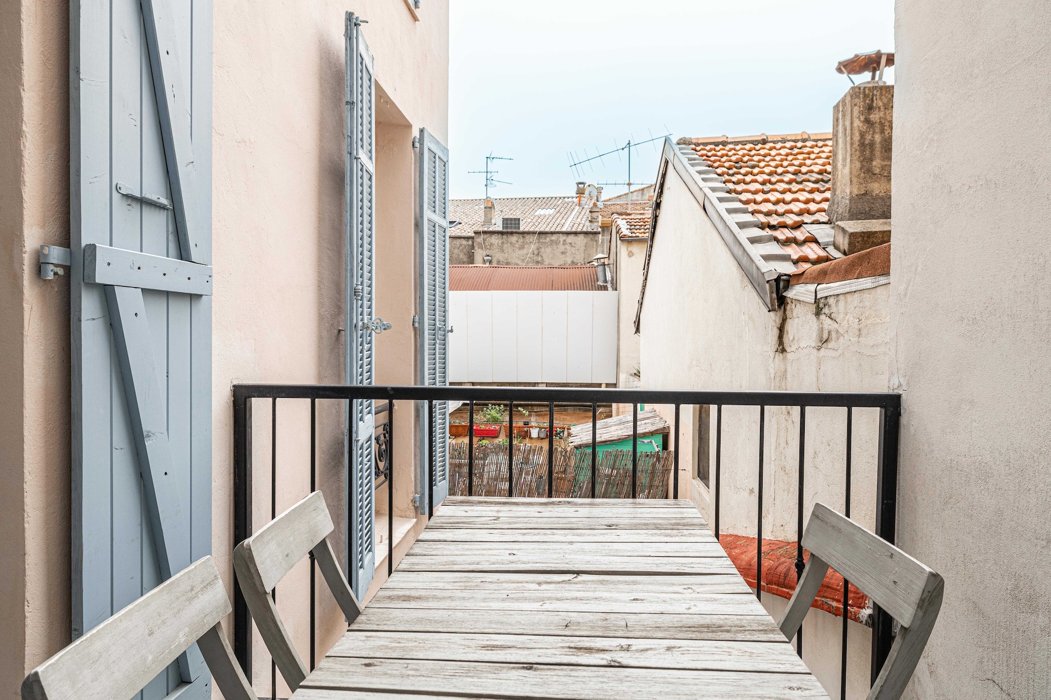 A spacious apartment in the heart of Cannes, nestled in the picturesque medieval district of Suquet, just a leisurely 100-meter stroll away from the prestigious Palais des Festivals!


The apartment is located in the heart of the old town of Cannes. You will discover a variety of shops, cafes, and restaurants nearby, offering a true immersion into the Cannes way of life. Moreover, the beach is just a short stroll away, allowing you to enjoy relaxing days by the sea.

Cannes, a sunny destination nestled on the French Riviera, is famous for its glamour, stunning beaches and refined gastronomic scene. During your stay at our elegant apartment  in Cannes, we invite you to explore the city not only for its coastal charm, but also for its exceptional restaurants. Among them, three establishments particularly deserve your attention: 
-La MÃ´me: an iconic CÃ´te d'Azur restaurant, offering an authentic Mediterranean dining experience
-New York, New York: a restaurant that invites you to explore the world of international flavors on the famous Croisette, offering an unforgettable culinary experience. 
-Tredici: a charming Italian restaurant in the heart of Cannes' old town, transporting you to Italy with its artisanal pizzas, fresh pasta and friendly atmosphere.
All these restaurants are within easy reach of our Cannes apartment, offering a variety of cuisines to suit all tastes and preferences.