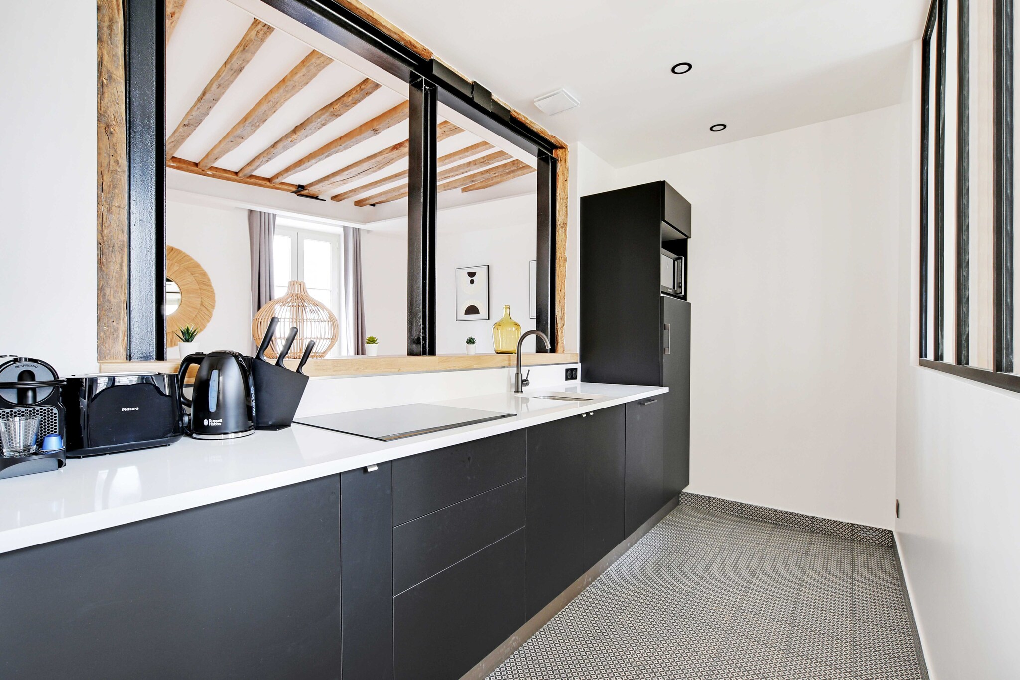 Checkmyguest offers you a spacious 85 m² 2-bedroom apartment in the Marais district of Paris' 3rd arrondissement. Well-equipped for unforgettable stays, this apartment is close to the famous Place de la République, for total immersion in Paris' rich heritage.
The geographical location of the apartment will allow you to move around the capital very easily via these many public transport options : 
- Metro: République (lines 11, 3 , 5, 8, 9 ), 2 minutes' walk. 
- RER:Gare de l'Est (RER E and metro lines 4, 5, 7 ), 15 minutes' walk. 
- BUS (day and night)
- Vélib station
- Autolib station
- Several cab companies available: Taxis G7 (the most popular): call 36 07.