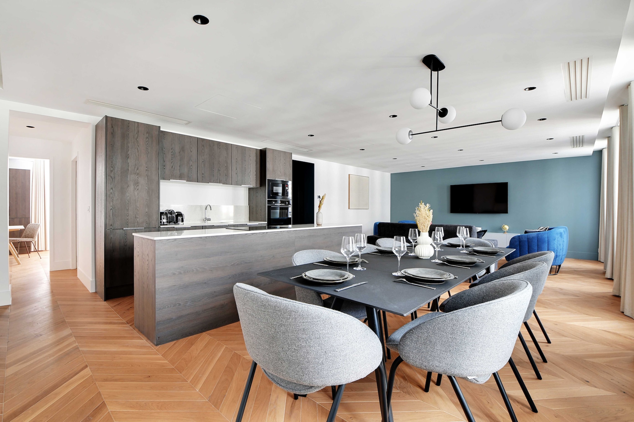 Checkmyguest offers you this large, luxurious 130 m² apartment, nestled in the heart of Paris's 8th arrondissement, in the chic Madeleine district. With 3 bedrooms and a host of amenities, this apartment is the perfect place to enjoy unforgettable experiences during your stay in the City of Light. It's a unique opportunity to discover the Palais de l'Élysée or the Madeleine church.