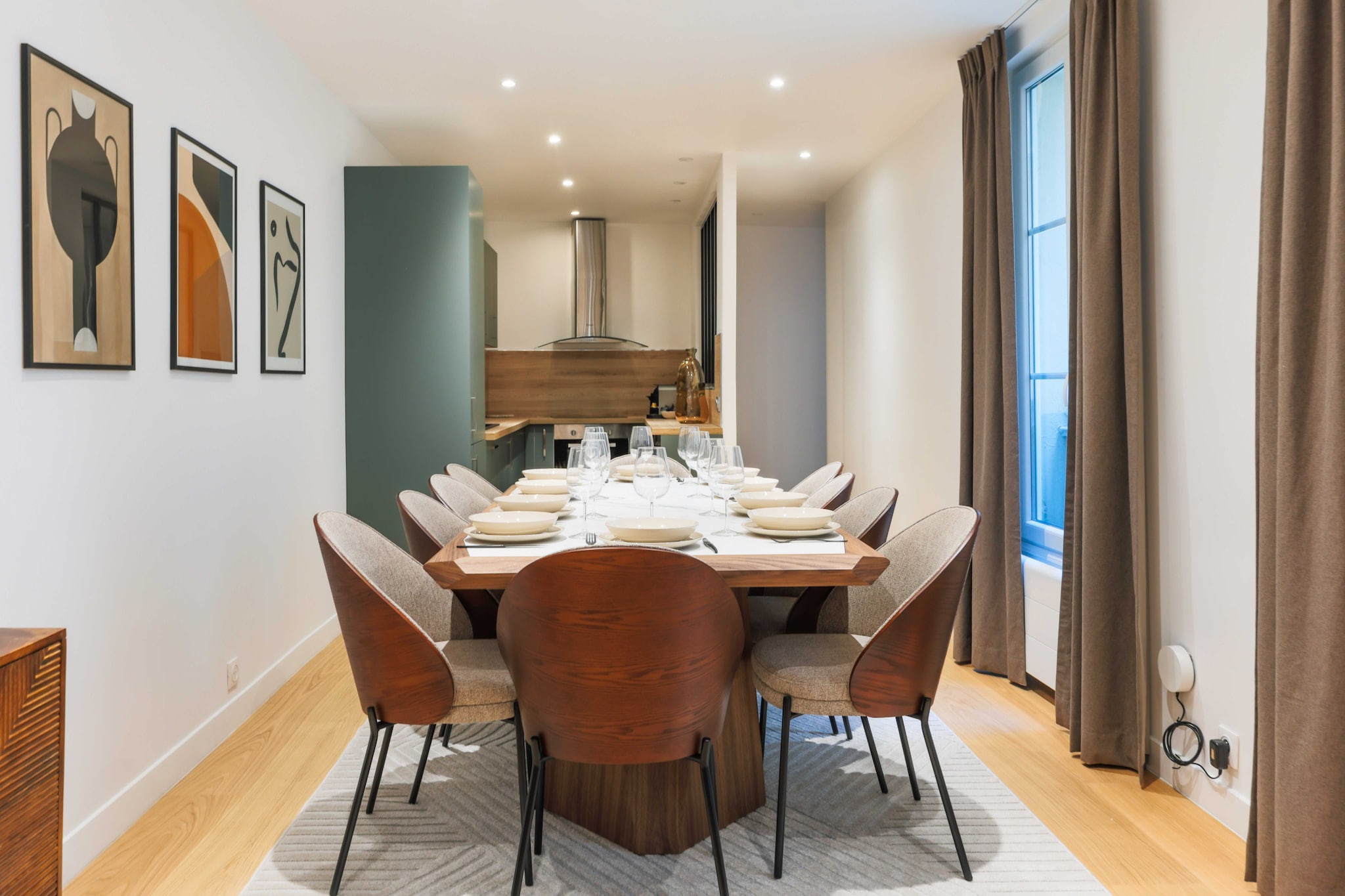Checkmyguest offers you a magnificent 99 m² first-floor apartment in the sought-after Ternes district. This modern apartment features four elegant bedrooms, ideal for a family or business group. You'll be just a stone's throw from the iconic Arc de Triomphe, offering you an exceptional living environment.