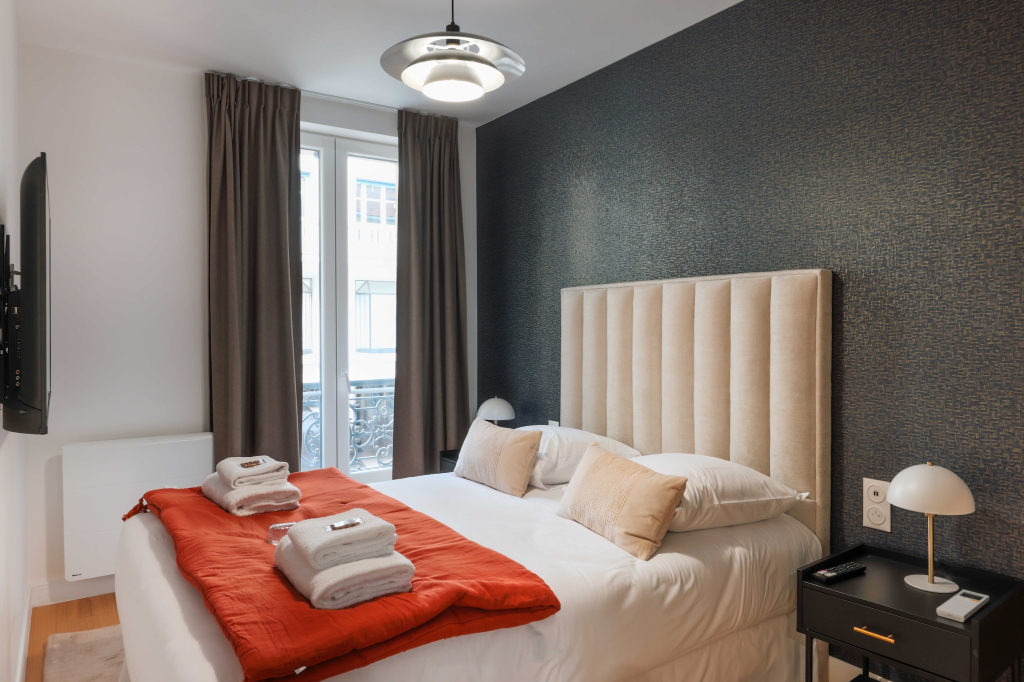 On the 1st floor: (Living room(double sofa bed), Kitchen(dining table, stove, electric kettle, toaster, coffee machine, oven, combination microwave, dishwasher, fridge, electric hot plates, dishes and cutlery, Cooking basics, Wine glasses), bedroom(double bed), bedroom(double bed), bedroom(double bed), bedroom(double bed), bathroom(shower, toilet), bathroom(shower, toilet), toilet(toilet))\n\nBed Linen, Hot Water, Internet Access DSL, Wardrobe, First Aid, Play area, TV, fridge, washing machine, heating, air conditioning, iron, crib(free), Towels/Sheets (Incl.), shampoo, shampoo, Essentials, Dedicated workspace, Carbon monoxide detector, Cleaning Disinfection, Downtown, Enhanced cleaning practices, High touch surfaces disinfected, Long term stays allowed, Room-darkening shades, Town