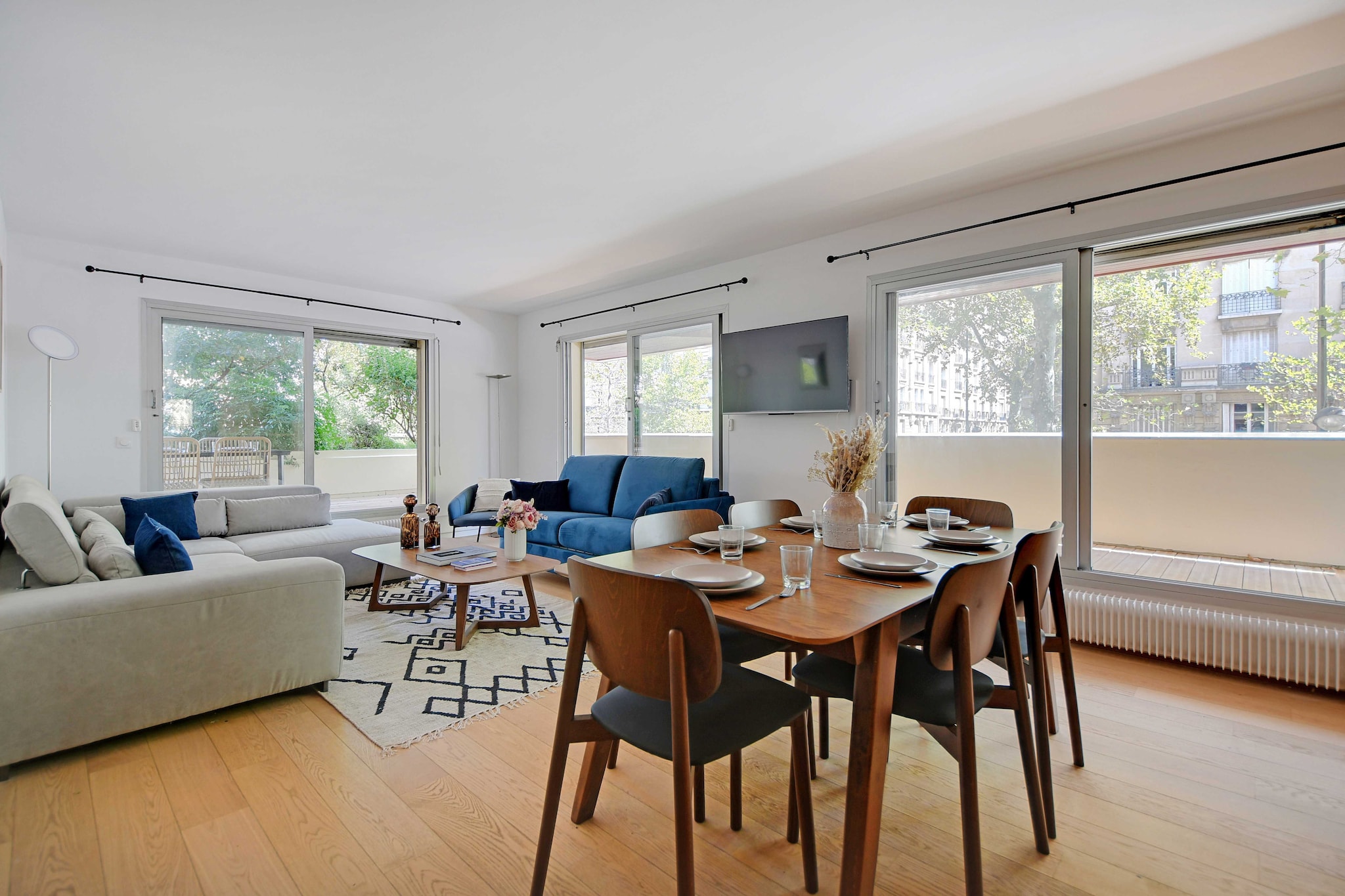 Checkmyguest offers you an elegant 90 m² 2-bedroom apartment in the Grenelle district of Paris' 15th arrondissement. Well-equipped for unforgettable stays, this apartment is close to the majestic Eiffel Tower and the historic Hôtel des Invalides, for an exceptional Parisian experience.
The geographical location of the apartment will allow you to move around the capital very easily via these many public transport options :
Metro: The nearest metro station to Avenue Paul Déroulède is La Motte-Picquet - Grenelle, served by lines 6, 8 and 10. This station offers easy access to various parts of Paris.
Bus: Several bus lines serve stops close to the avenue, offering convenient connections to other parts of the city.
Vélib': The City of Paris' self-service bicycle service, Vélib', offers nearby bicycle stations, providing an environmentally-friendly travel option.
Autolib': For those who prefer to drive, the Autolib' service offers self-service electric cars in the region.
Cab: Parisian cabs are readily available and can be hailed on the street or booked by phone.
Walking: Avenue Paul Déroulède is also great for walking, allowing residents and visitors to explore the surrounding area on foot.
The 15th arrondissement's central location facilitates access to a network of public transport, offering great flexibility for getting around the city.