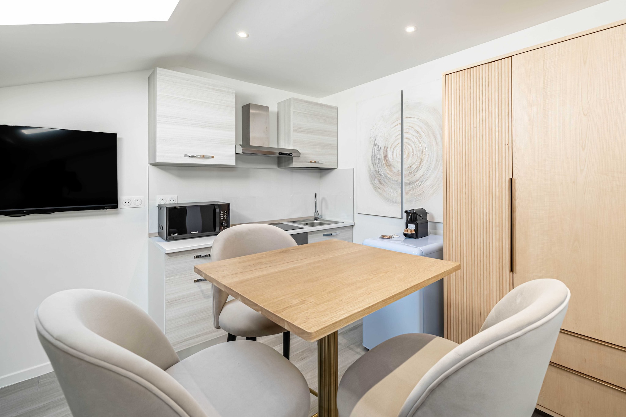 Beautiful renovated apartment in the Gambetta district, 15 minutes walk from the Palais des Festivals.

The location of the apartment will allow you to move quickly and easily:

BY PLANE: Nice-CÃ´te d'Azur Airport (30km)
BY PLANE: Cannes Airport - Mandelieu
BY TRAIN: Cannes train station 8 minutes on foot
BY CAR: A8 motorway
BY CAR: National Highway 85

During your stay in Cannes, you'll have the chance to explore some wonderful nearby destinations, each offering a unique and memorable experience.	
 Antibes and its cape:Just a few kilometers from Cannes, the charming town of Antibes welcomes you. Explore its rich historical heritage, including the Picasso Museum housed in a superb chÃ¢teau. Stroll through the cobbled streets of old Antibes, where the Provencal market will awaken your senses with its scents and flavors. But don't forget to venture out to Cap d'Antibes, where coastal paths offer breathtaking views of the Mediterranean. 
Les trayas and its red rocks: West of Cannes lies the natural paradise of Les Trayas, a striking contrast to urban life. Explore mountain and forest landscapes that blend harmoniously with the Mediterranean coastline. Hiking enthusiasts will be delighted by the trails leading to the emblematic red rocks, offering breathtaking panoramic sea views.
Grasse and its perfume: Not far from Cannes is the town of Grasse, world-famous as the capital of perfume. You'll have the opportunity to visit renowned perfume factories such as Fragonard, Galimard and Molinard, where you'll discover the art of perfumery and even have the chance to create your own fragrance. Stroll through Grasse's medieval streets, steeped in history and intoxicating scents.