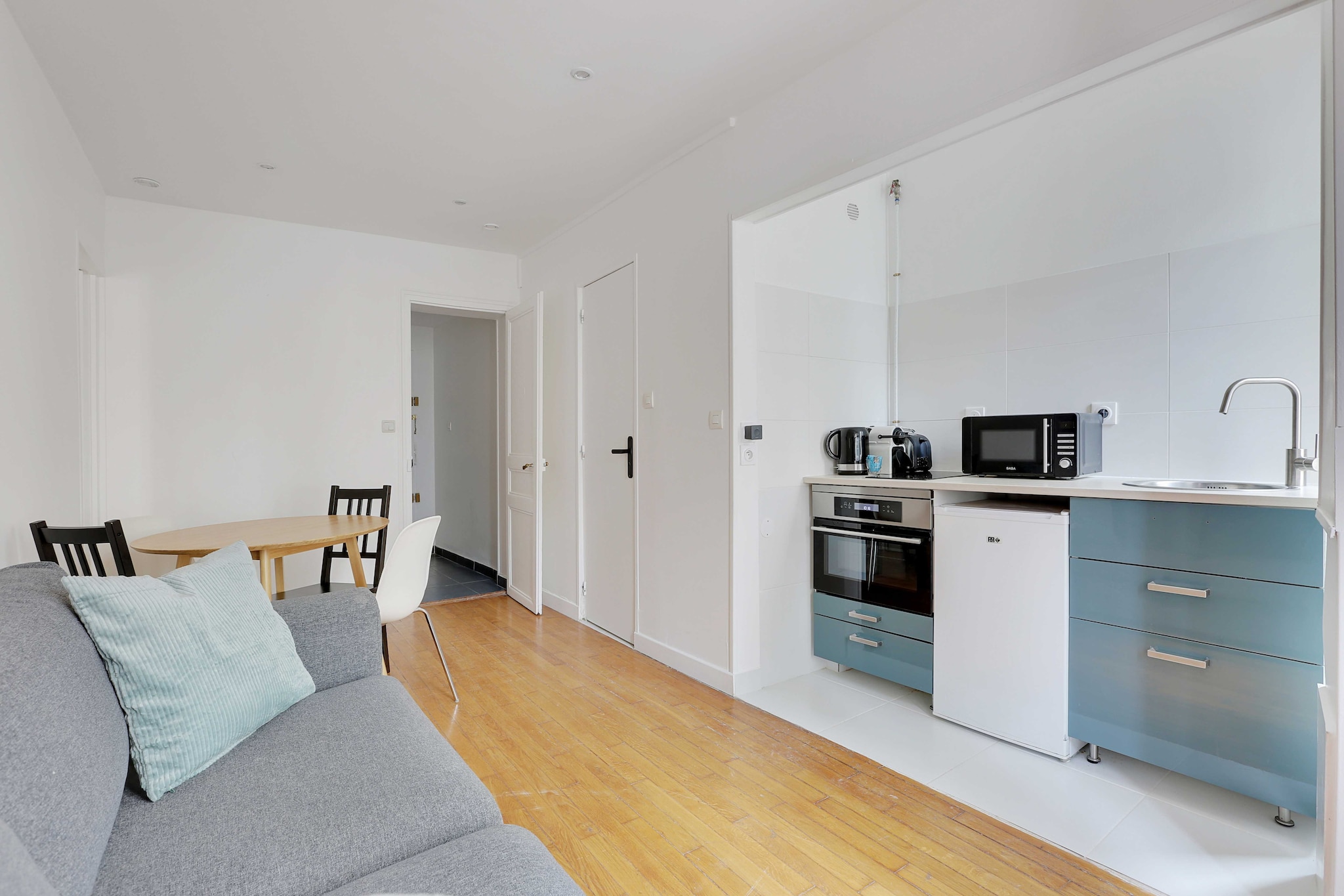 On the 1st floor: (Living room(single sofa bed(140 x 200 cm), dining table), Kitchen(stove, electric kettle, toaster, cooker, coffee machine, oven, microwave, fridge), bedroom(Queen Bed), bathroom(shower, toilet))\n\nBed Linen, Desk, Hot Water, Internet Access DSL, Wardrobe, First Aid, Play area, TV, heating, iron, hairdryer, Towels/Sheets (Incl.), shampoo, Essentials, dishes and cutlery, Dedicated workspace, Cooking basics, Carbon monoxide detector, Cleaning Disinfection, Downtown, Enhanced cleaning practices, High touch surfaces disinfected, Long term stays allowed, Town