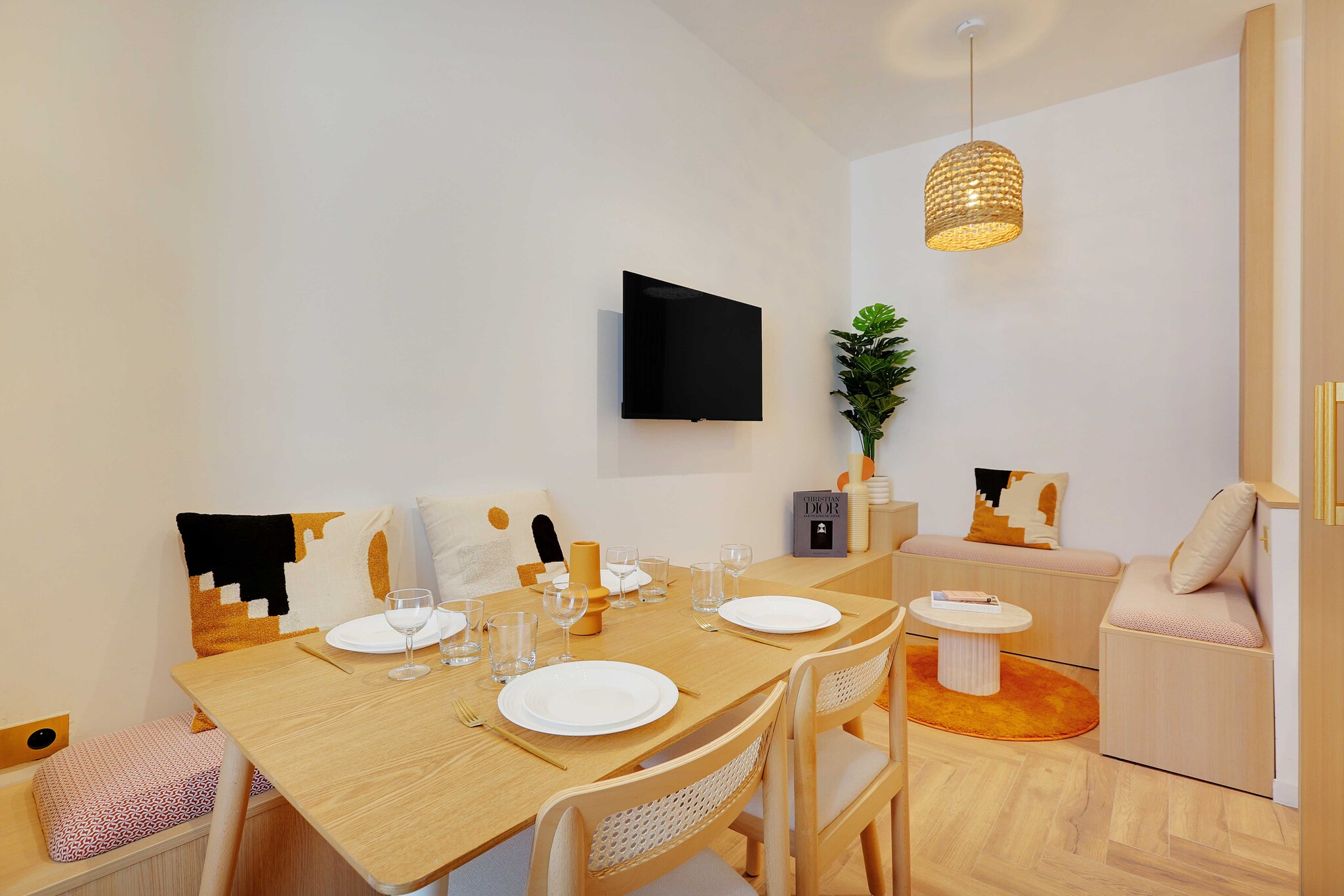 Discover the studio of your dreams in Ternes, a Parisian gem just a few steps from the Arc de Triomphe and the Champs-Élysées. This 24m2 space embodies urban luxury with its refined finishes and modern design. Enjoy an incomparable lifestyle in the heart of the City of Light in this residence that promises an unparalleled experience.