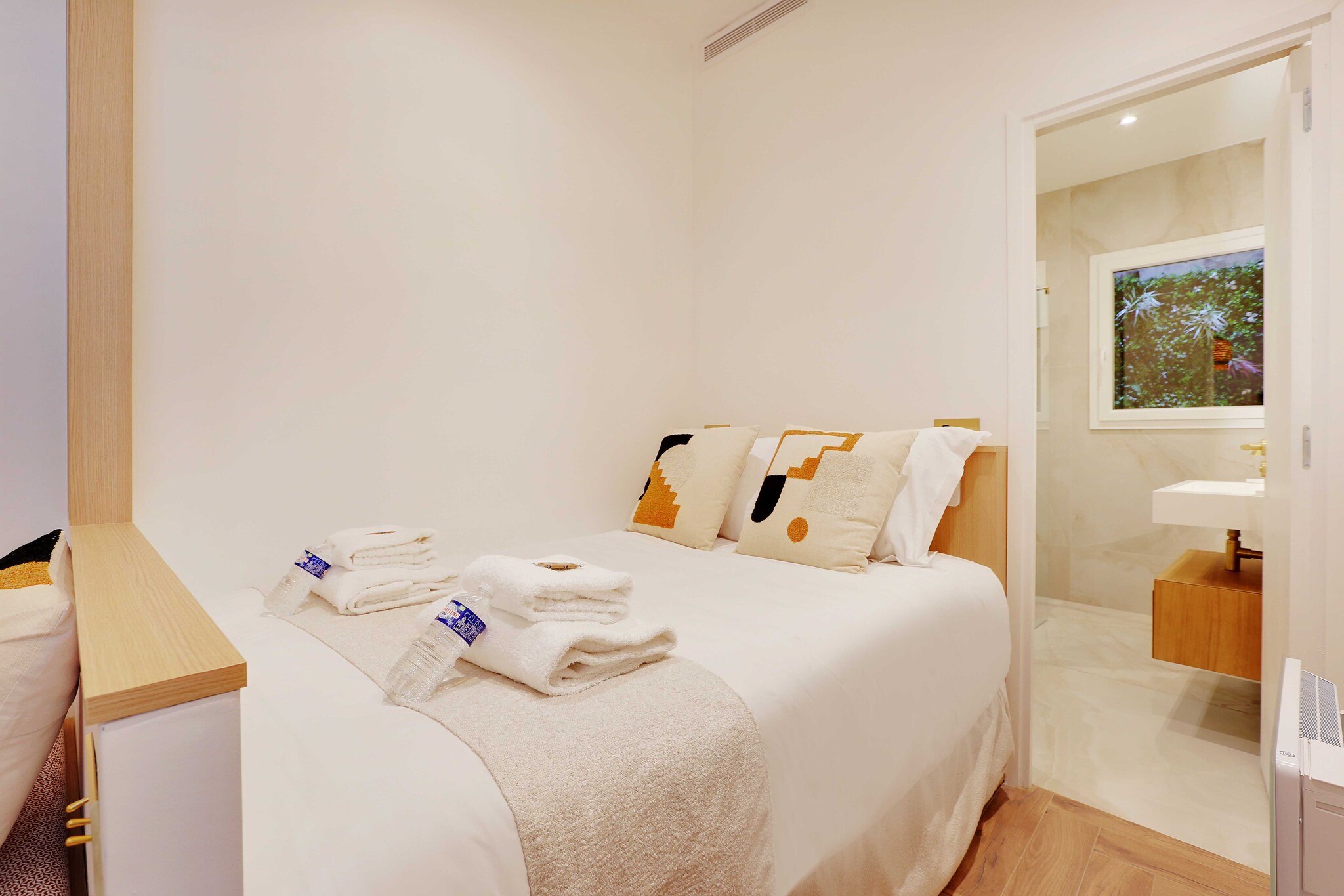 Ground floor: (Kitchen(Desk, stove, electric kettle, toaster, coffee machine, oven, microwave, fridge, dishes and cutlery, Cooking basics), Living/bed room(Bed Linen, Internet Access DSL, Wardrobe, double bed, TV, dining table, air conditioning, crib(free)), bathroom(shower, toilet, hairdryer, Towels/Sheets (Incl.), shampoo, Essentials))\n\nHot Water, First Aid, Play area, washing machine, heating, iron, Cleaning Disinfection, Downtown, Enhanced cleaning practices, High touch surfaces disinfected, Long term stays allowed, Town