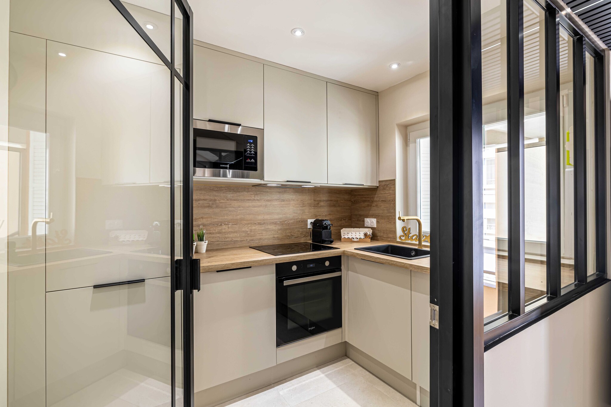 Haussmann apartment - South-facing balcony  2BR/4p