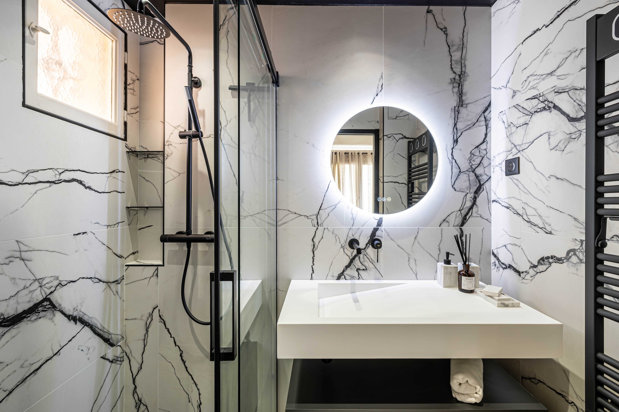 Haussmann apartment - South-facing balcony  2BR/4p