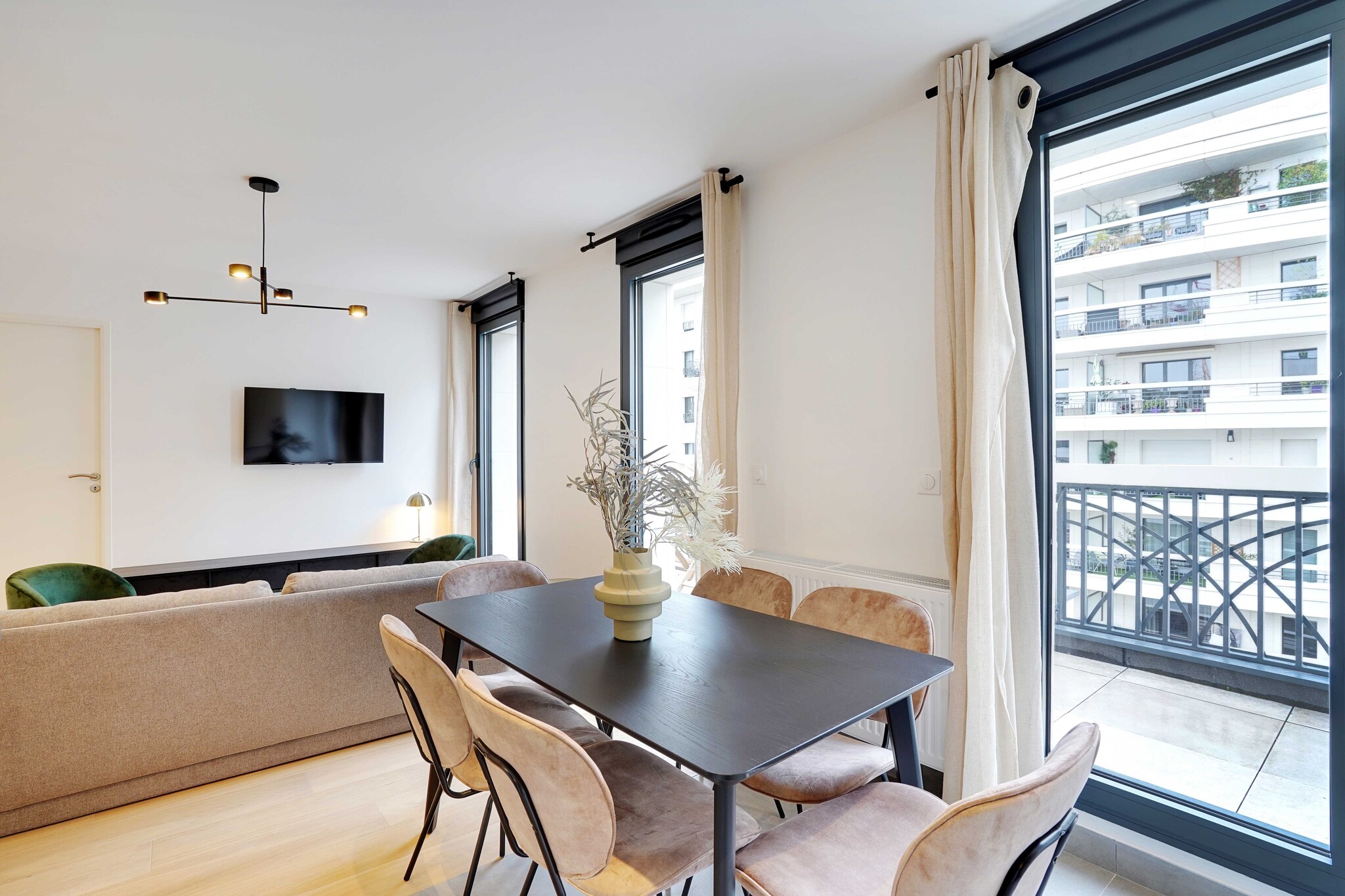 Enjoy the peace and quiet of Levallois and its proximity to the center of Paris with this magnificent 104m2 duplex apartment, which has been completely refurbished and can accommodate up to 7 people. With its 4 spacious bedrooms, large terrace and balcony, it boasts all the modern amenities you need for an elegant, comfortable stay in the dynamic town of Levallois, just outside Paris !