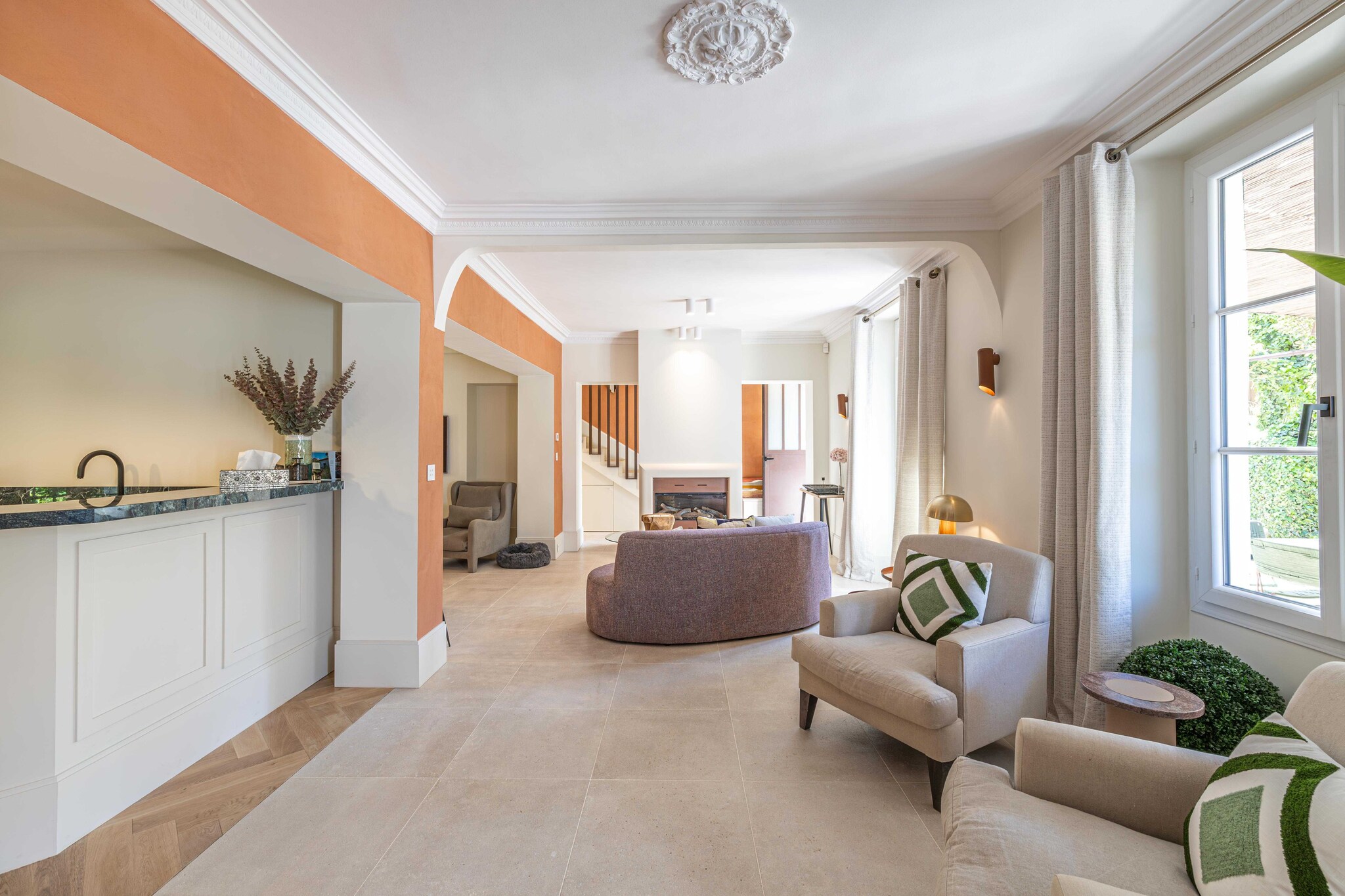 Discover this luxurious villa near the city center with a large capacity and its many facilities!
- By plane: Nice airport is 30 minutes from Cannes
- Private driver from Nice airport: Reservation on request
- By car: Public parking at 100 m
- By train: the station is a few minutes walk away
During your stay in Cannes, you'll have the chance to explore some wonderful nearby destinations, each offering a unique and memorable experience.
Antibes and its cape:Just a few kilometers from Cannes, the charming town of Antibes welcomes you. Explore its rich historical heritage, including the Picasso Museum housed in a superb château. Stroll through the cobbled streets of old Antibes, where the Provencal market will awaken your senses with its scents and flavors. But don't forget to venture out to Cap d'Antibes, where coastal paths offer breathtaking views of the Mediterranean.
Les trayas and its red rocks: West of Cannes lies the natural paradise of Les Trayas, a striking contrast to urban life. Explore mountain and forest landscapes that blend harmoniously with the Mediterranean coastline. Hiking enthusiasts will be delighted by the trails leading to the emblematic red rocks, offering breathtaking panoramic sea views.
Grasse and its perfume: Not far from Cannes is the town of Grasse, world-famous as the capital of perfume. You'll have the opportunity to visit renowned perfume factories such as Fragonard, Galimard and Molinard, where you'll discover the art of perfumery and even have the chance to create your own fragrance. Stroll through Grasse's medieval streets, steeped in history and scents.