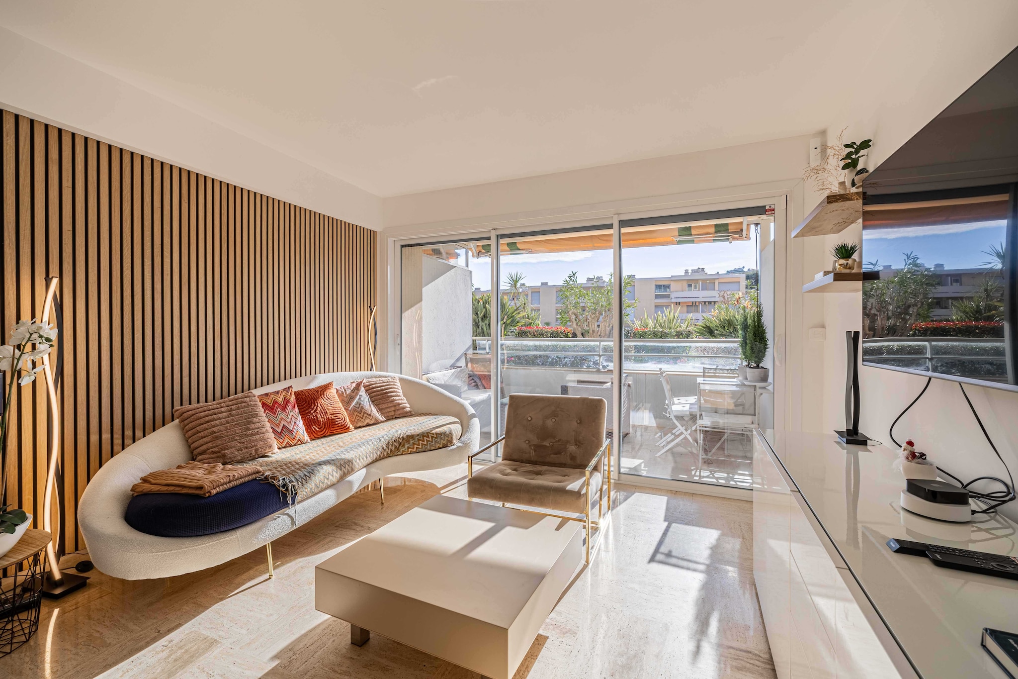 Discover this charming 80 m2 apartment on Boulevard Alexandre, which offers a delightful living experience. 

- By plane: Nice airport is 30 minutes from Cannes.
- Private chauffeur from Nice airport: booking on request
- By car: Public parking 100 m away
- By train: the station is just a few minutes' walk away.
During your stay in Cannes, you'll have the chance to explore some wonderful nearby destinations, each offering a unique and memorable experience.	
 Antibes and its cape:Just a few kilometers from Cannes, the charming town of Antibes welcomes you. Explore its rich historical heritage, including the Picasso Museum housed in a superb chÃ¢teau. Stroll through the cobbled streets of old Antibes, where the Provencal market will awaken your senses with its scents and flavors. But don't forget to venture out to Cap d'Antibes, where coastal paths offer breathtaking views of the Mediterranean.  
Les trayas and its red rocks: West of Cannes lies the natural paradise of Les Trayas, a striking contrast to urban life. Explore mountain and forest landscapes that blend harmoniously with the Mediterranean coastline. Hiking enthusiasts will be delighted by the trails leading to the emblematic red rocks, offering breathtaking panoramic sea views.
Grasse and its perfume: Not far from Cannes is the town of Grasse, world-famous as the capital of perfume. You'll have the opportunity to visit renowned perfume factories such as Fragonard, Galimard and Molinard, where you'll discover the art of perfumery and even have the chance to create your own fragrance. Stroll through Grasse's medieval streets, steeped in history and intoxicating scents.