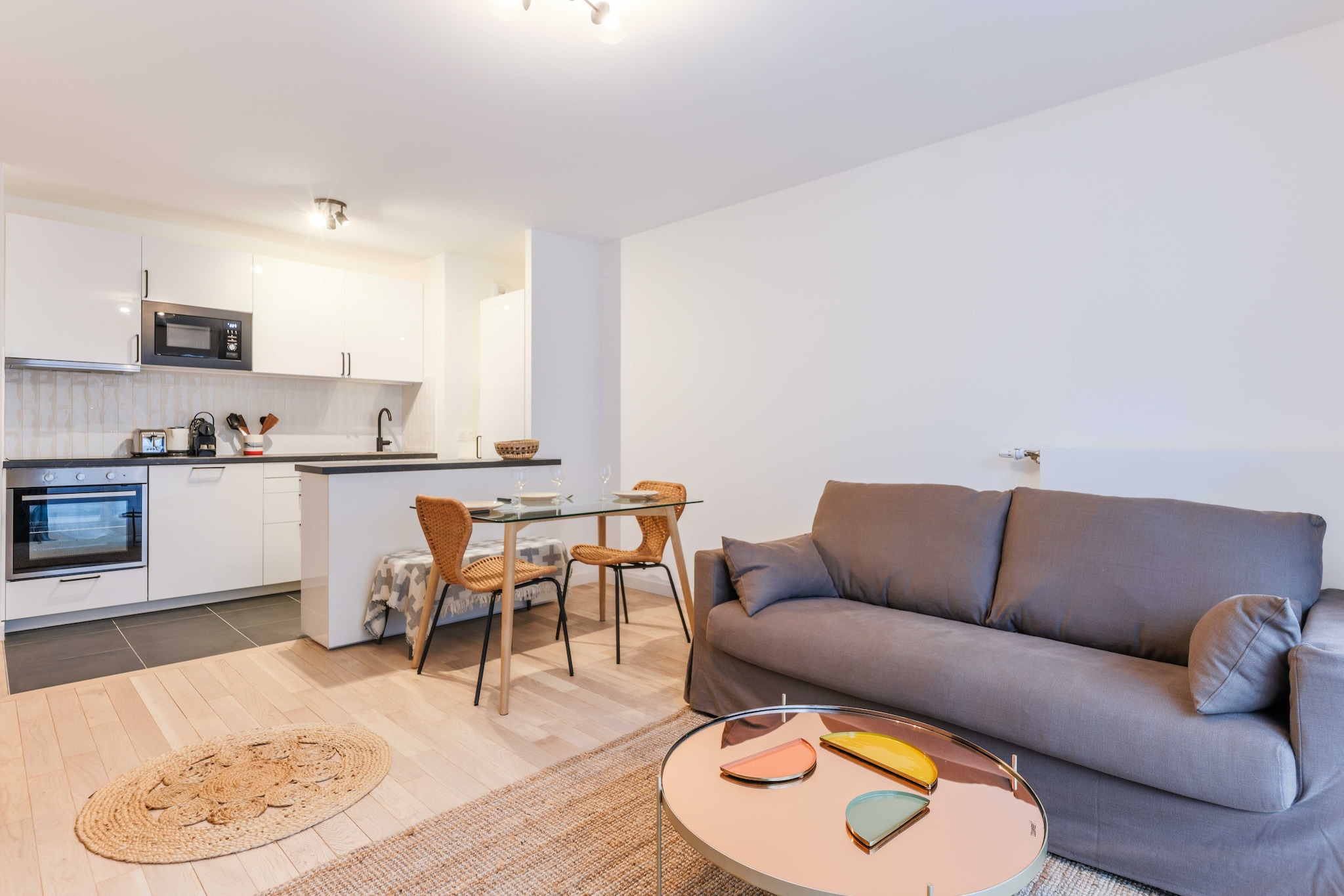 Welcome to our beautiful 61m2 apartment for 4 people! A unique blend of comfort and convenience in Saint-Ouen sur Seine, just a few steps from the famous flea market and at the gateway to Paris.
The geographical location of the apartment will allow you to move very easily and quickly throughout the capital via the numerous public transportation options :
- Metro: Porte de Clignancourt (line 4), located a 15-minute walk away
- Metro: Garibaldi (line 13), located a 15-minute walk away
- Numerous day and night bus lines
- Vélib station
- Several taxi companies available: Taxis G7 (the most used): call 36 07.
- Motorcycle and car parking spaces in front of the residence (Payment 9am-7pm).